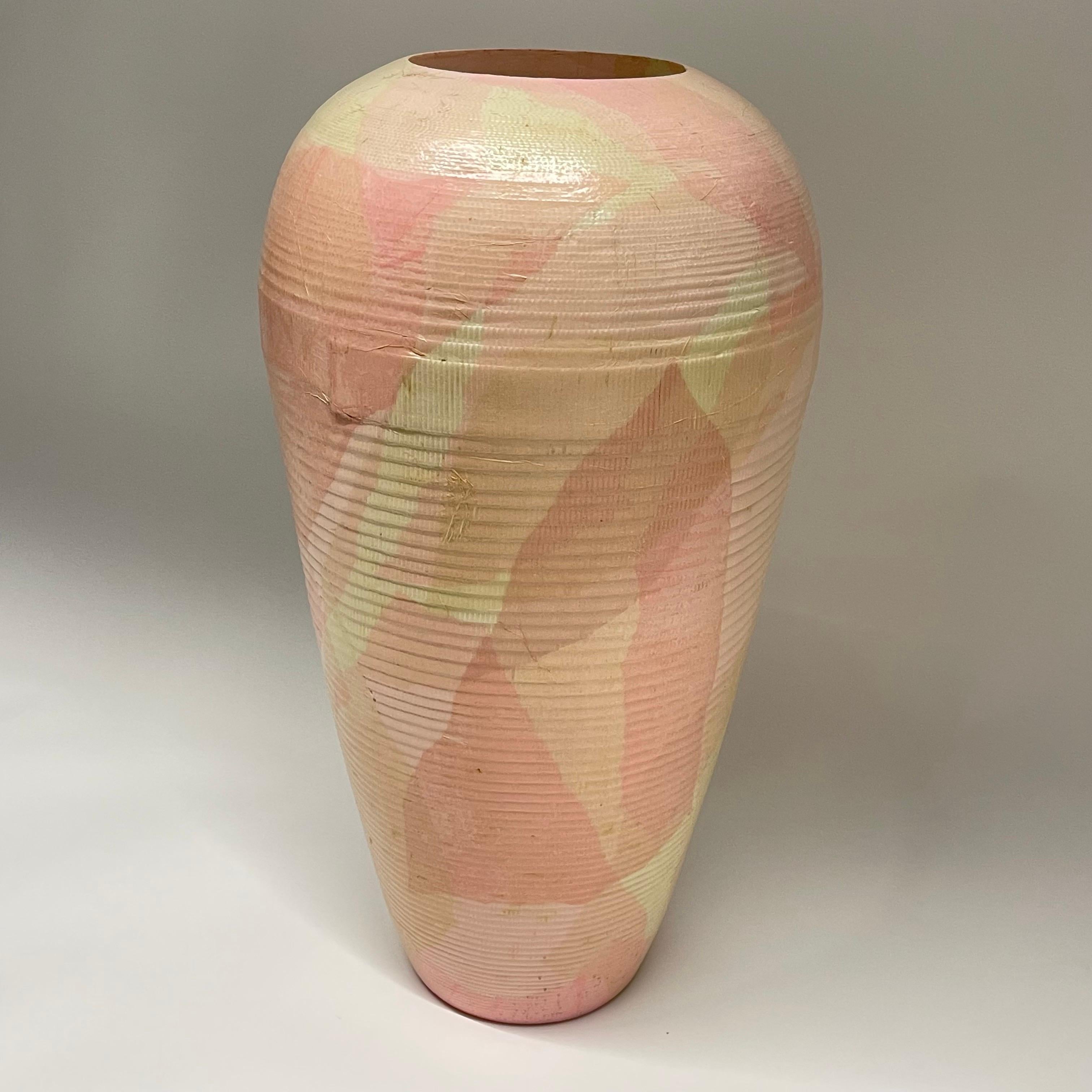 Américain Vase en carton ondulé post-moderne peint à la main par Flute, Chicago, vers 1989 en vente