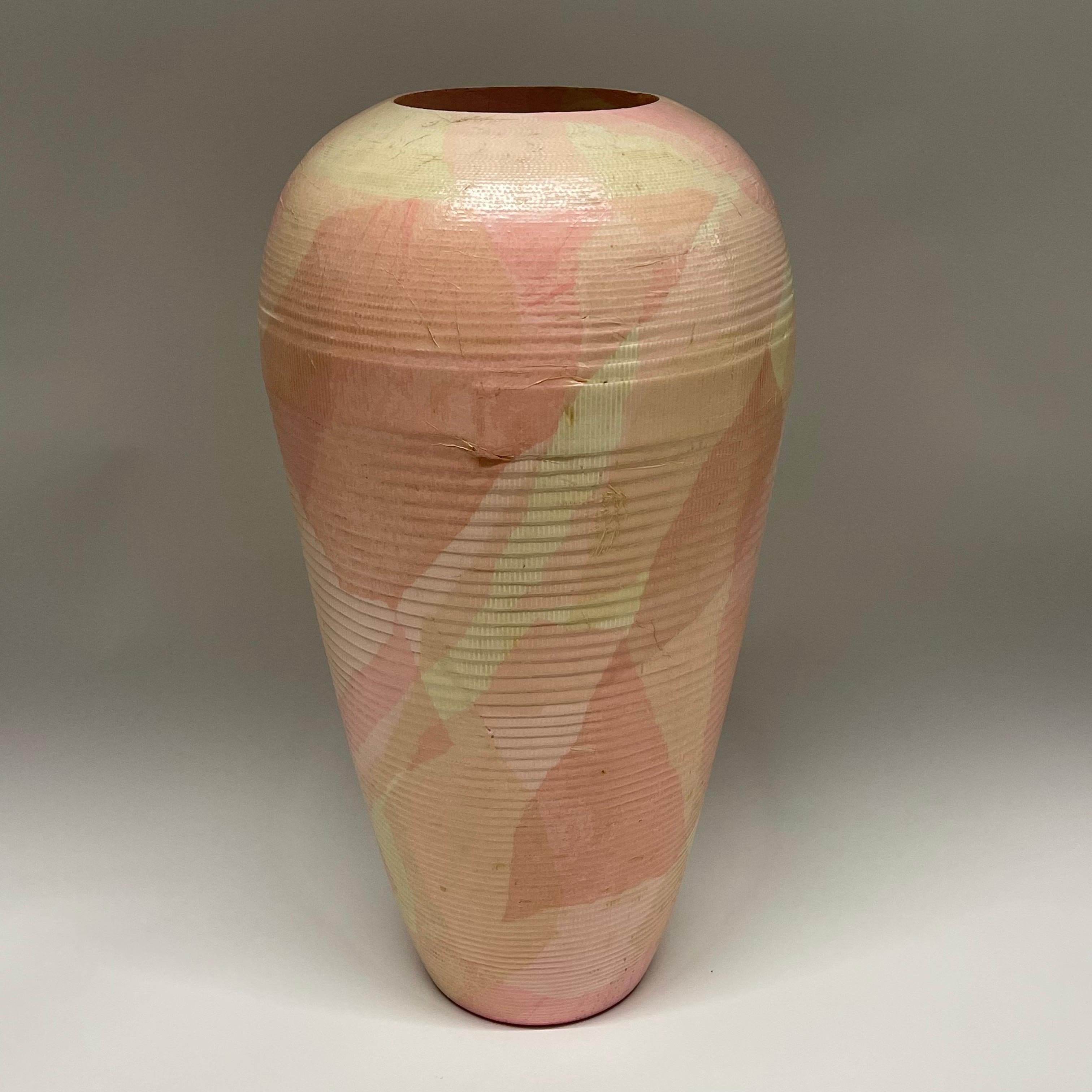 Vase en carton ondulé post-moderne peint à la main par Flute, Chicago, vers 1989 Bon état - En vente à Miami, FL