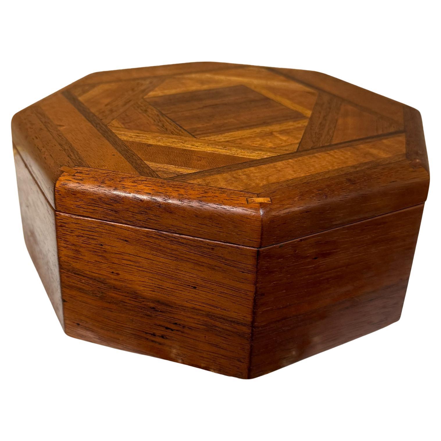 Boîte octogonale en parquet de bois fabriquée à la main