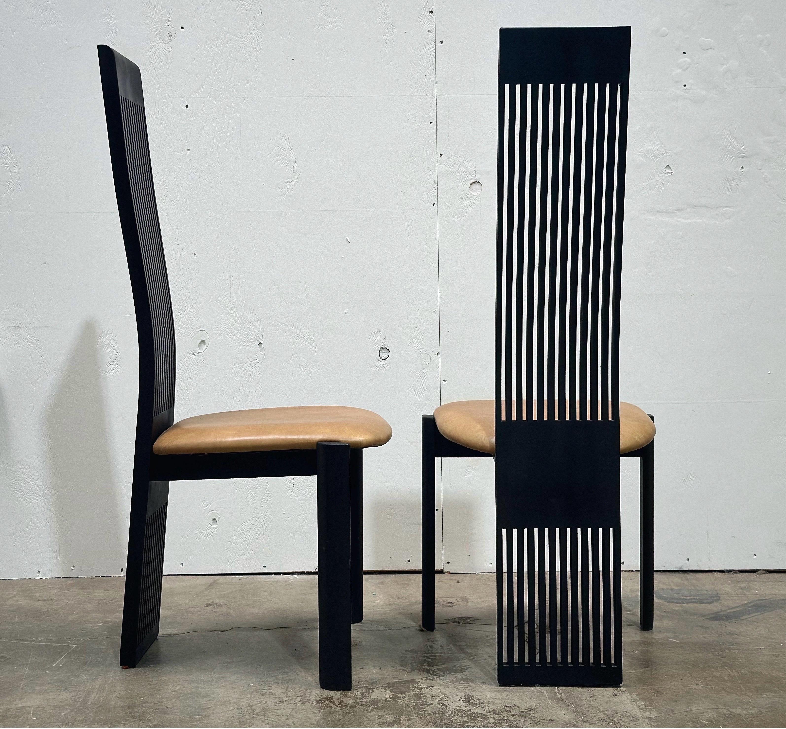 Postmoderne Chaises de salle à manger post-modernes à haut dossier en cuir - Pietro Consantini - Une paire (2) en vente