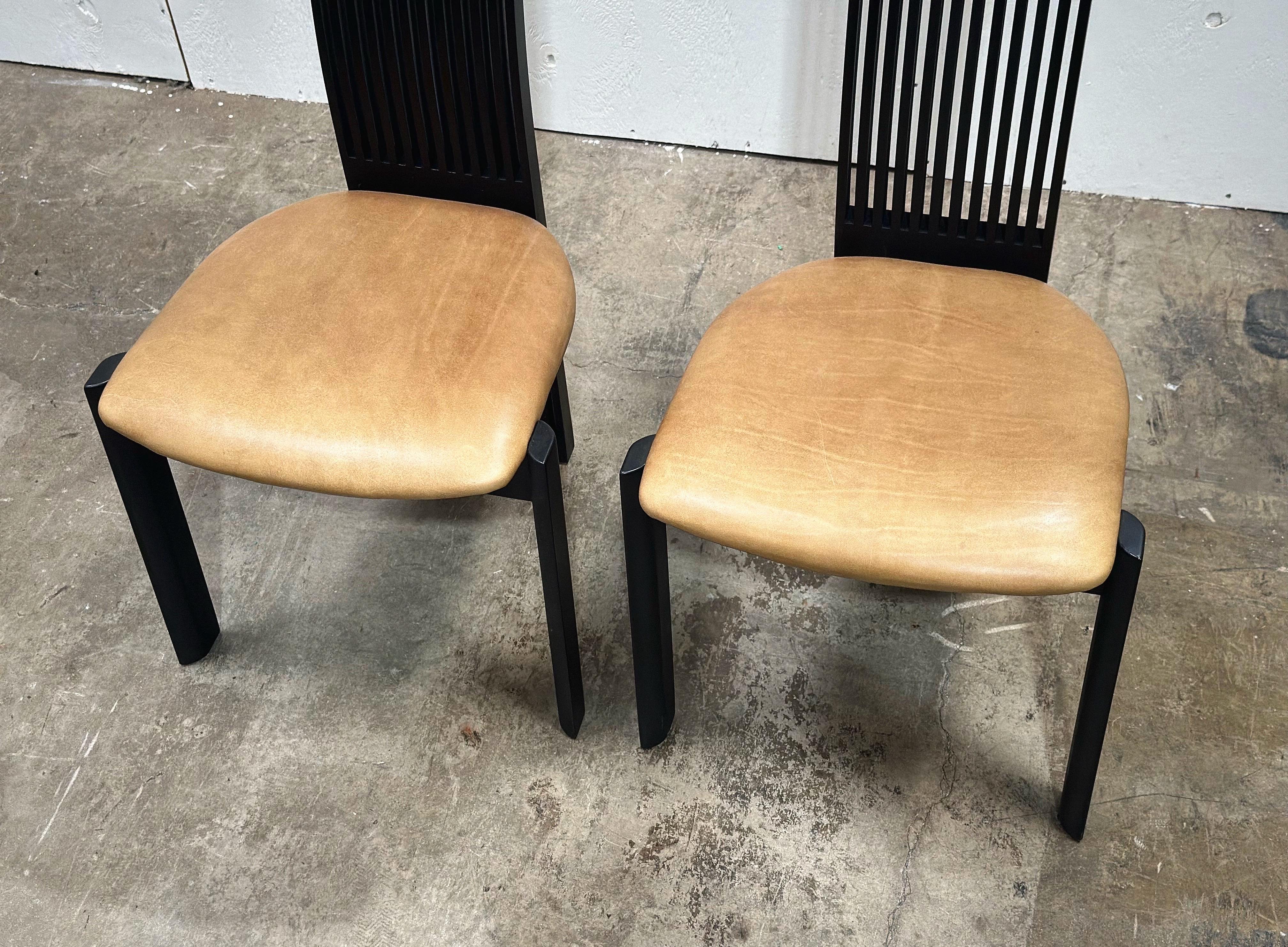 italien Chaises de salle à manger post-modernes à haut dossier en cuir - Pietro Consantini - Une paire (2) en vente