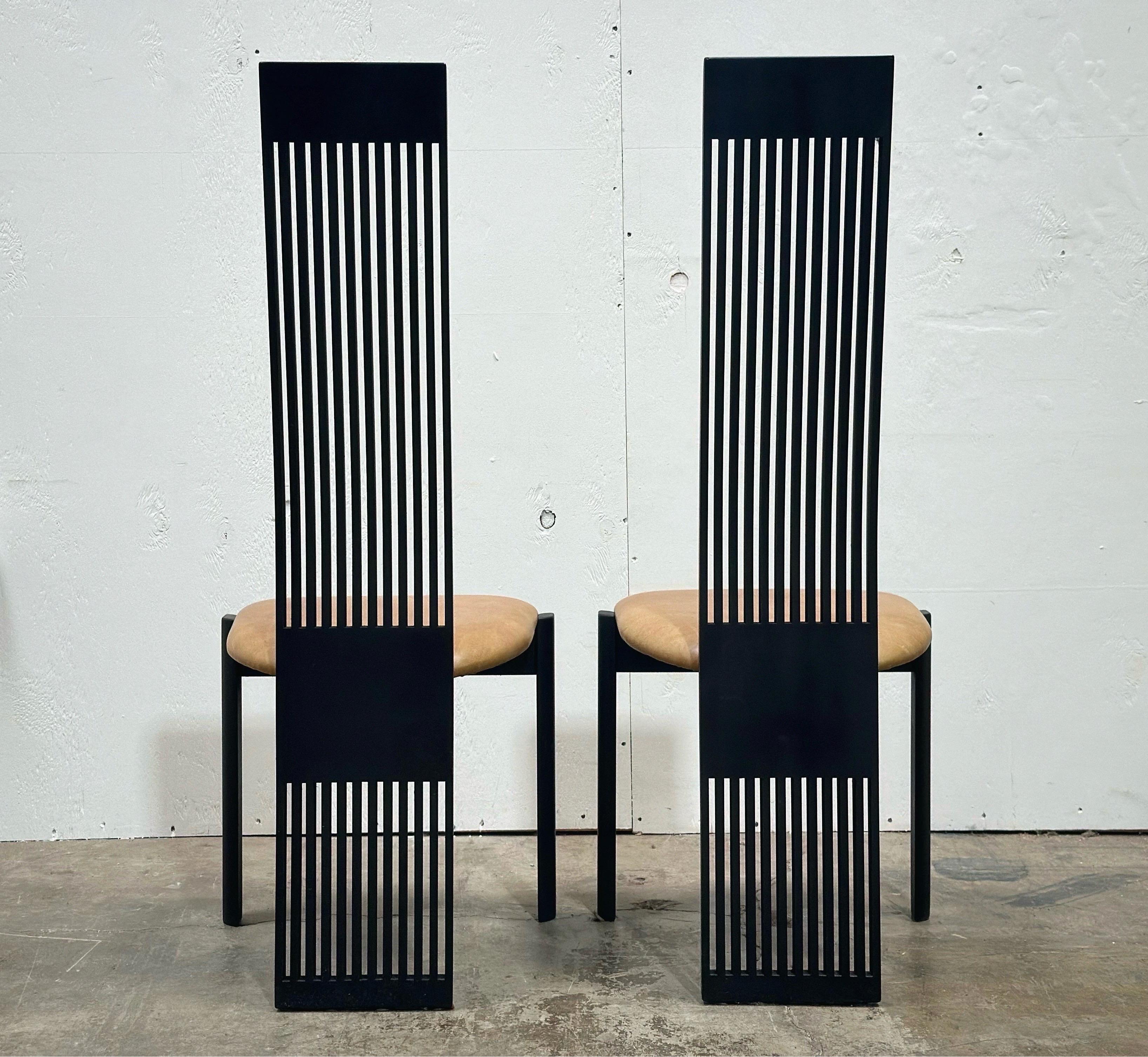Fin du 20e siècle Chaises de salle à manger post-modernes à haut dossier en cuir - Pietro Consantini - Une paire (2) en vente