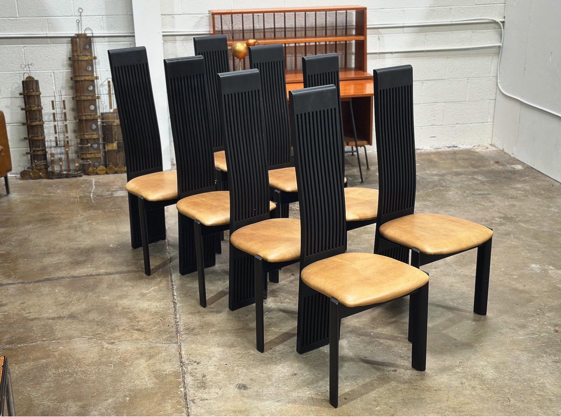Cuir Chaises de salle à manger post-modernes à haut dossier en cuir - Pietro Consantini - Une paire (2) en vente