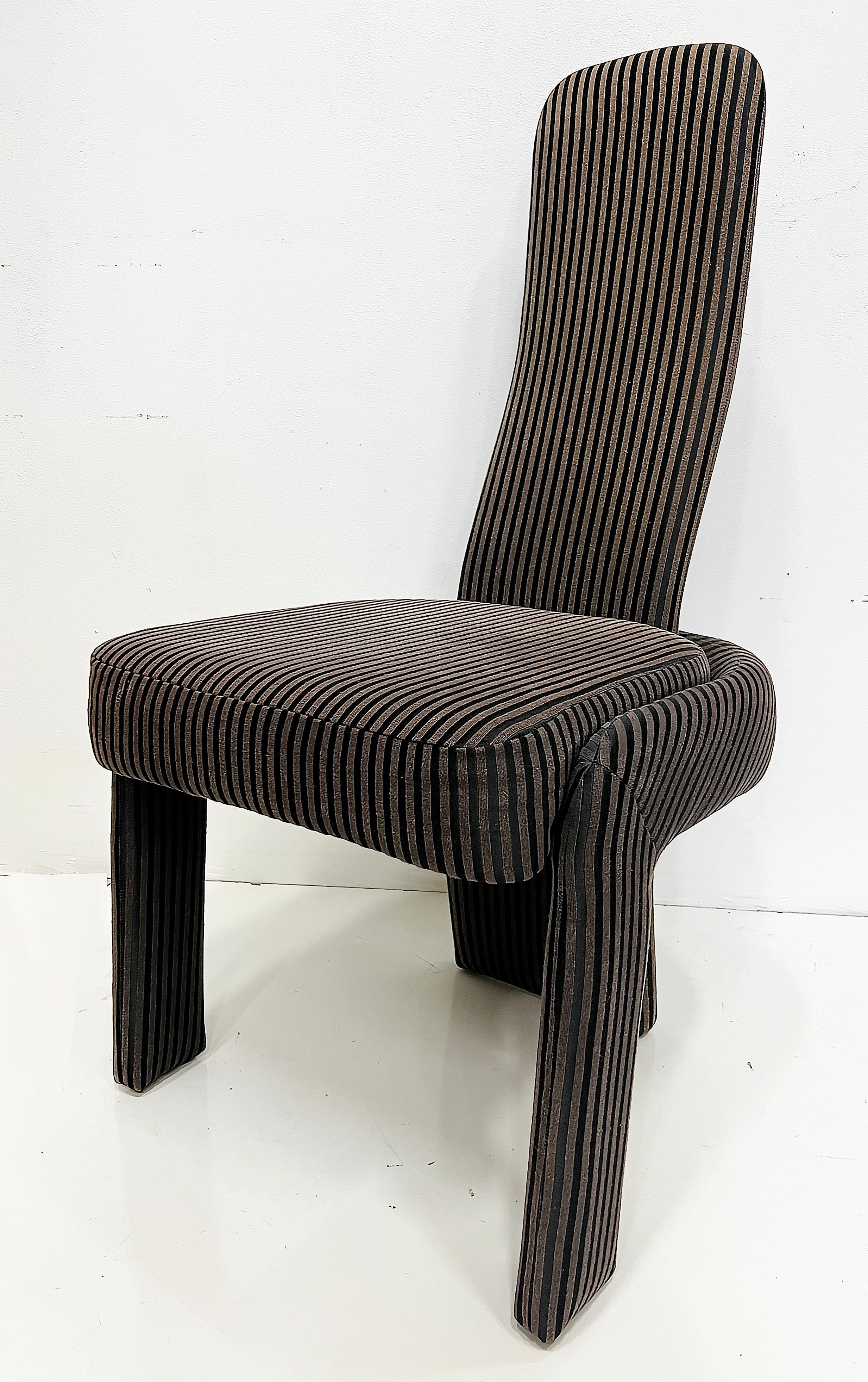 Ensemble de huit chaises de salle à manger post-modernes à dossier haut

Nous proposons à la vente un ensemble de 8 chaises de salle à manger post-modernes à dossier haut rembourré et à trois pieds.  Le dossier soutient le cadre et les pieds avant