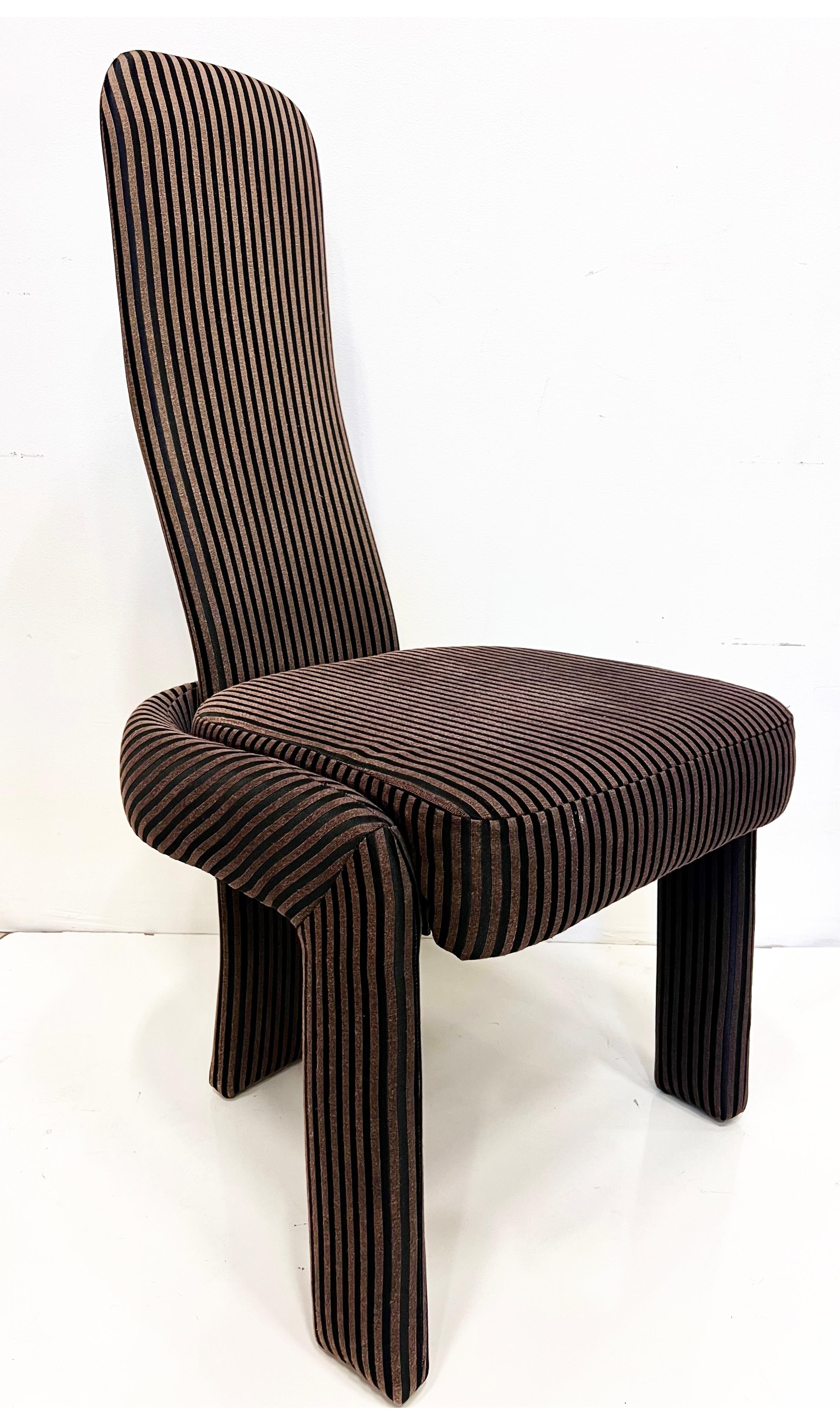 Postmoderne Ensemble de huit chaises de salle à manger post-modernes à dossier haut en vente