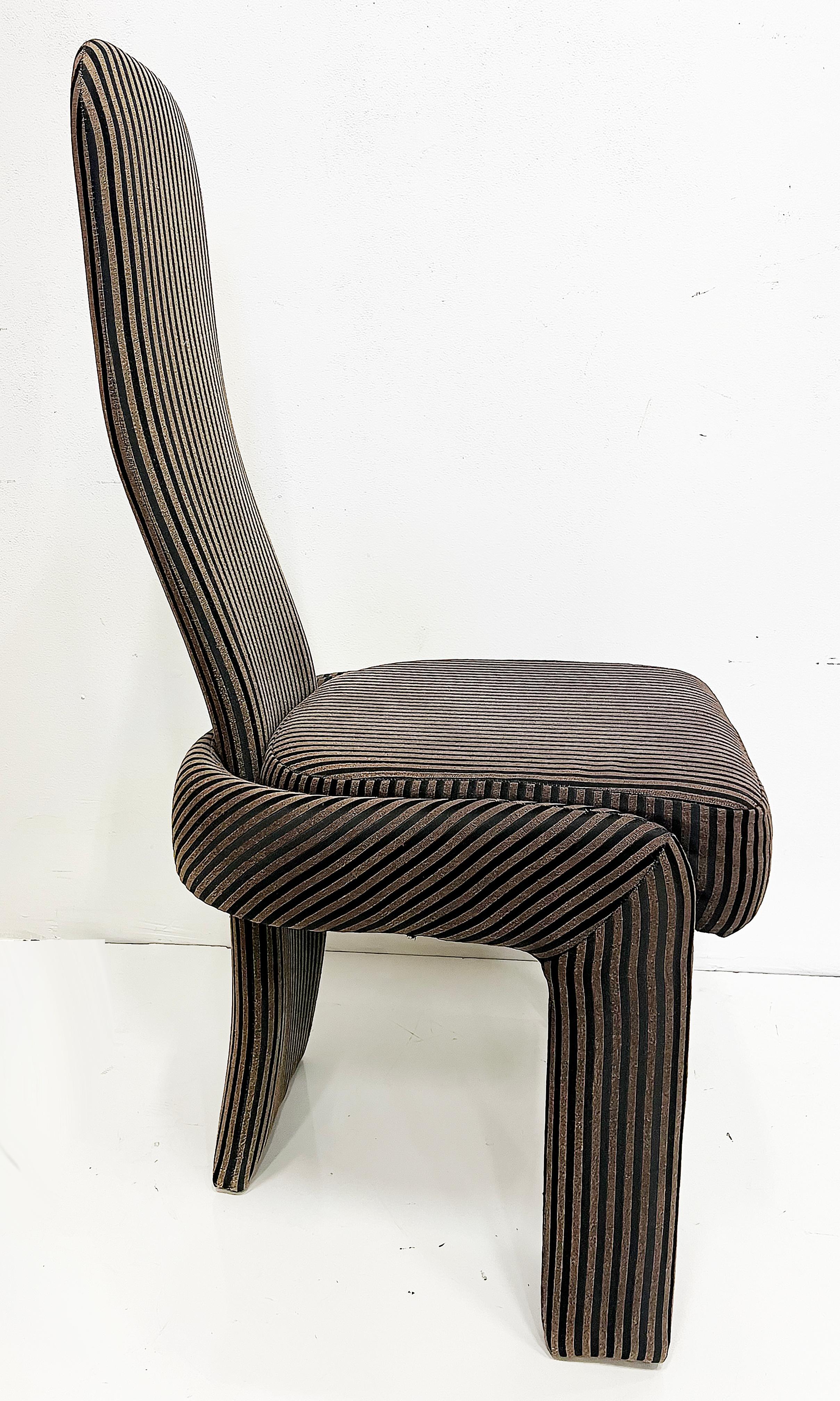 Américain Ensemble de huit chaises de salle à manger post-modernes à dossier haut en vente