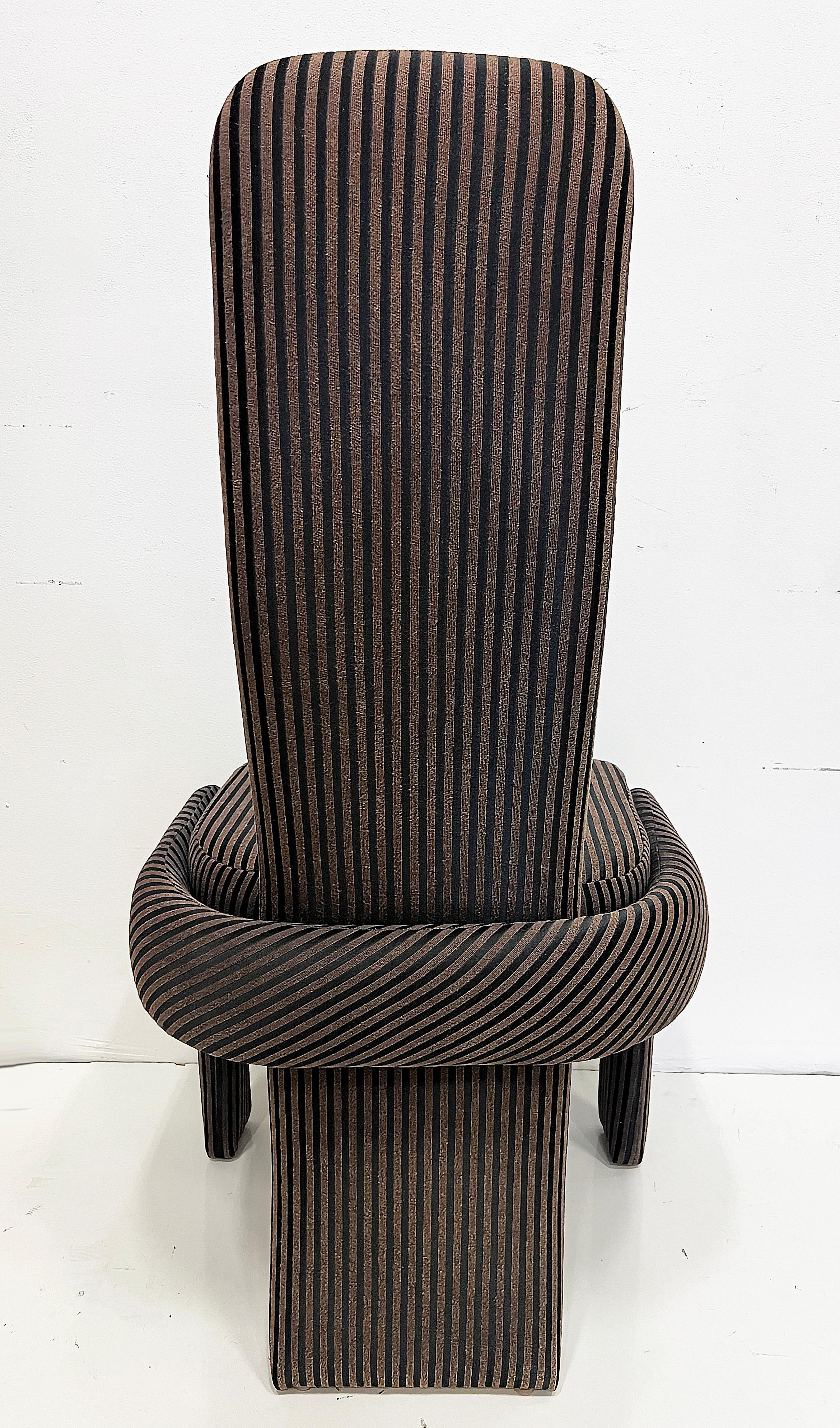 Ensemble de huit chaises de salle à manger post-modernes à dossier haut Bon état - En vente à Miami, FL