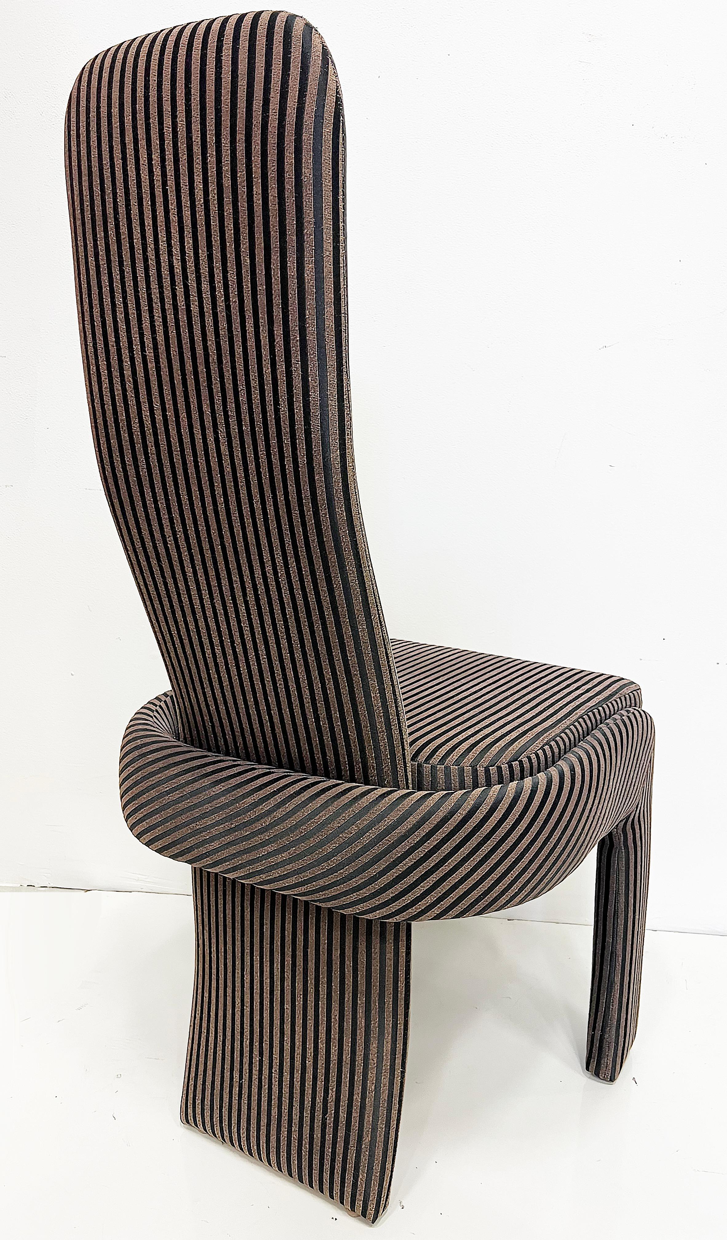 Tissu Ensemble de huit chaises de salle à manger post-modernes à dossier haut en vente