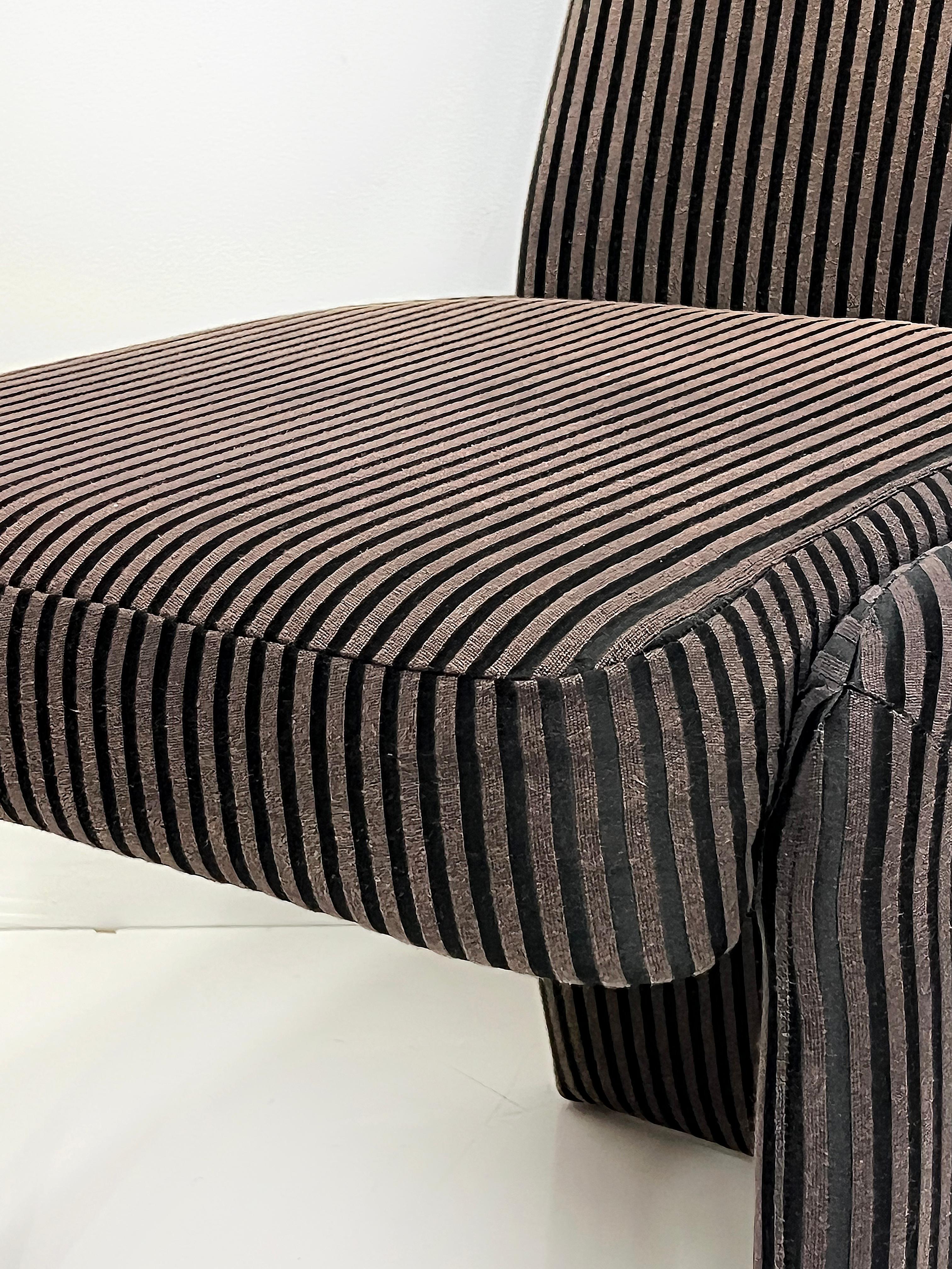 Ensemble de huit chaises de salle à manger post-modernes à dossier haut en vente 1