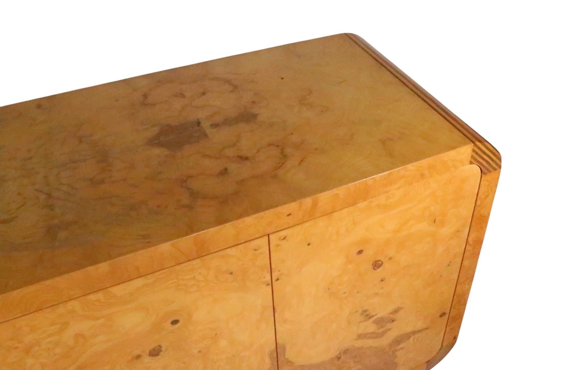 Eccezionale credenza, server e credenza di piccole dimensioni realizzata da Henredon come parte della classica serie Scene II, circa negli anni '70.
 La credenza è caratterizzata da una cassa ovale ribassata con quattro ante in stile push and