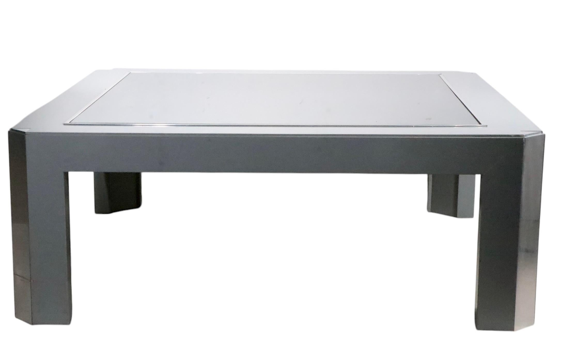 Voguish Hollywood Regency Couchtisch, mit einem getönten Spiegel Einsatz oben, die von einem grauen Formica Rahmen unterstützt wird, mit gebürstetem Aluminium trimmen.  Der Tisch ist in einem sehr guten, originalen, sauberen, gebrauchsfertigen