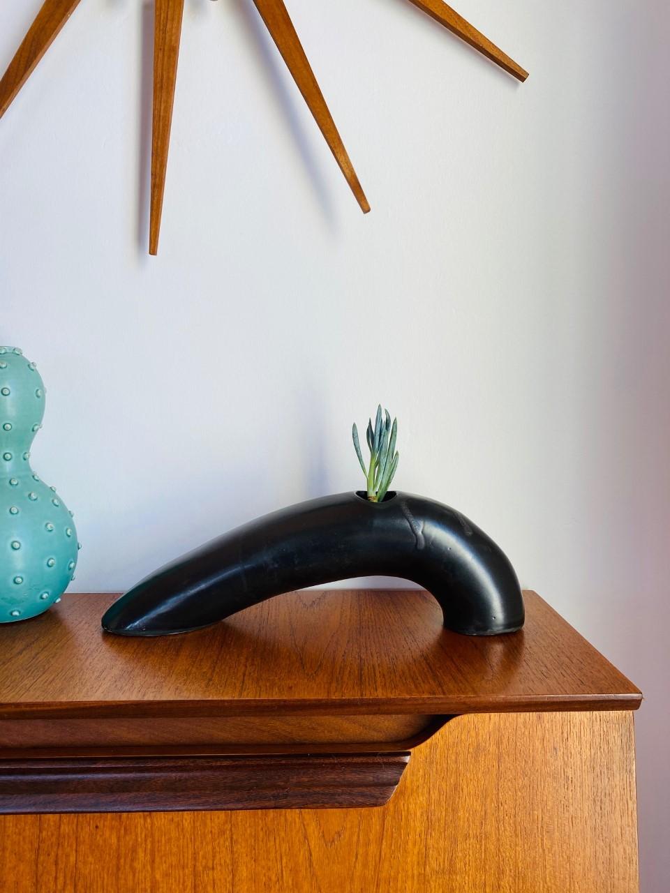 Vaso in ceramica ikebana post-moderno incredibilmente grafico dell'artista statunitense Libby Ware. La nave è un cilindro che evoca una varietà di idee. Lo smalto scuro e profondo attira l'attenzione, così come i dettagli delle gocce sovrapposte che