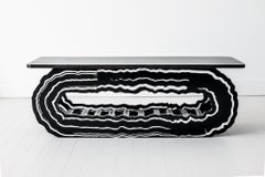 Tavolino scultoreo "To Place" progettato dall'artista e ispirato al postmoderno