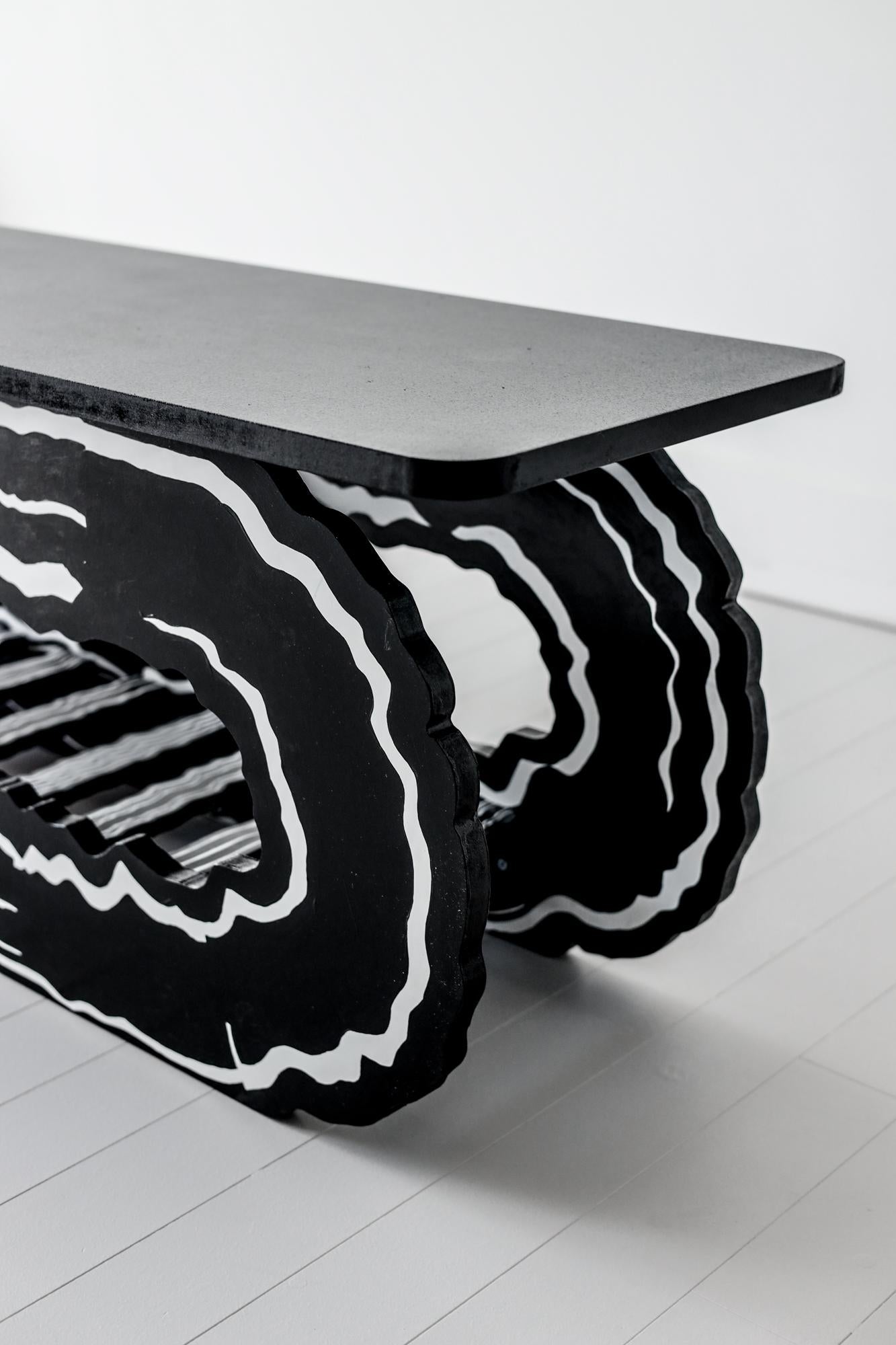 Moderne Table basse sculpturale d'inspiration postmoderne conçue par un artiste en vente