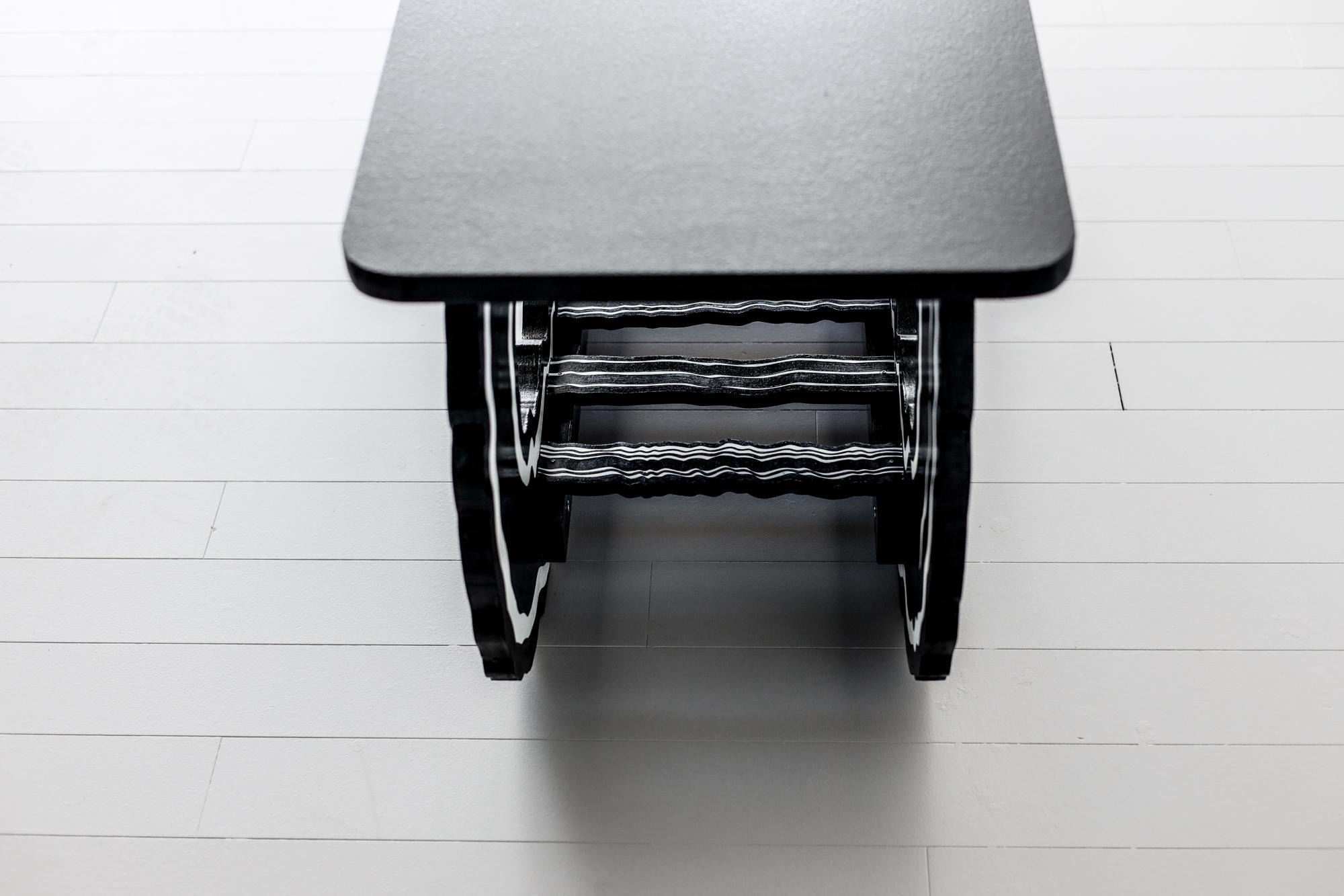 Émail Table basse sculpturale d'inspiration postmoderne conçue par un artiste en vente