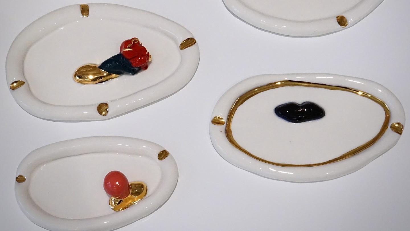 Colección Labios de Inspiración Postmoderna n Cenicero de Porcelana Rosa Roja de Hania Jneid Hecho a mano en venta