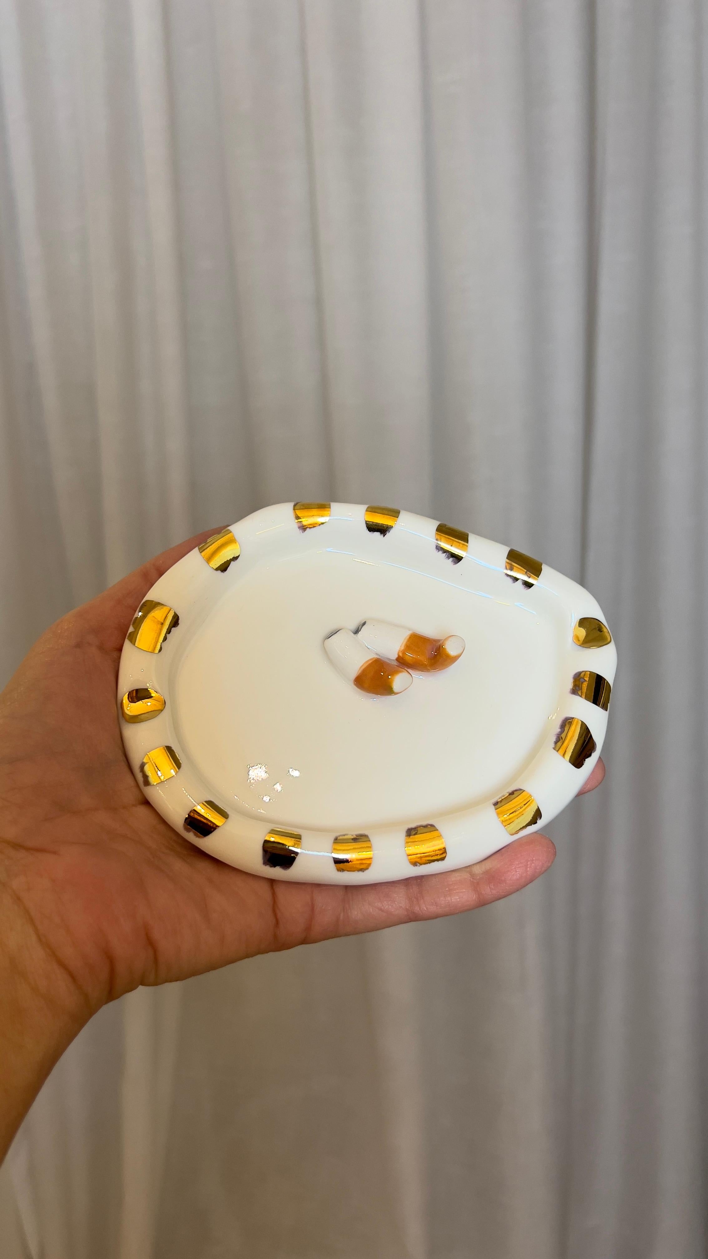 Cenicero de porcelana blanca de inspiración postmoderna pieza única de Hania Jneid Posmoderno en venta