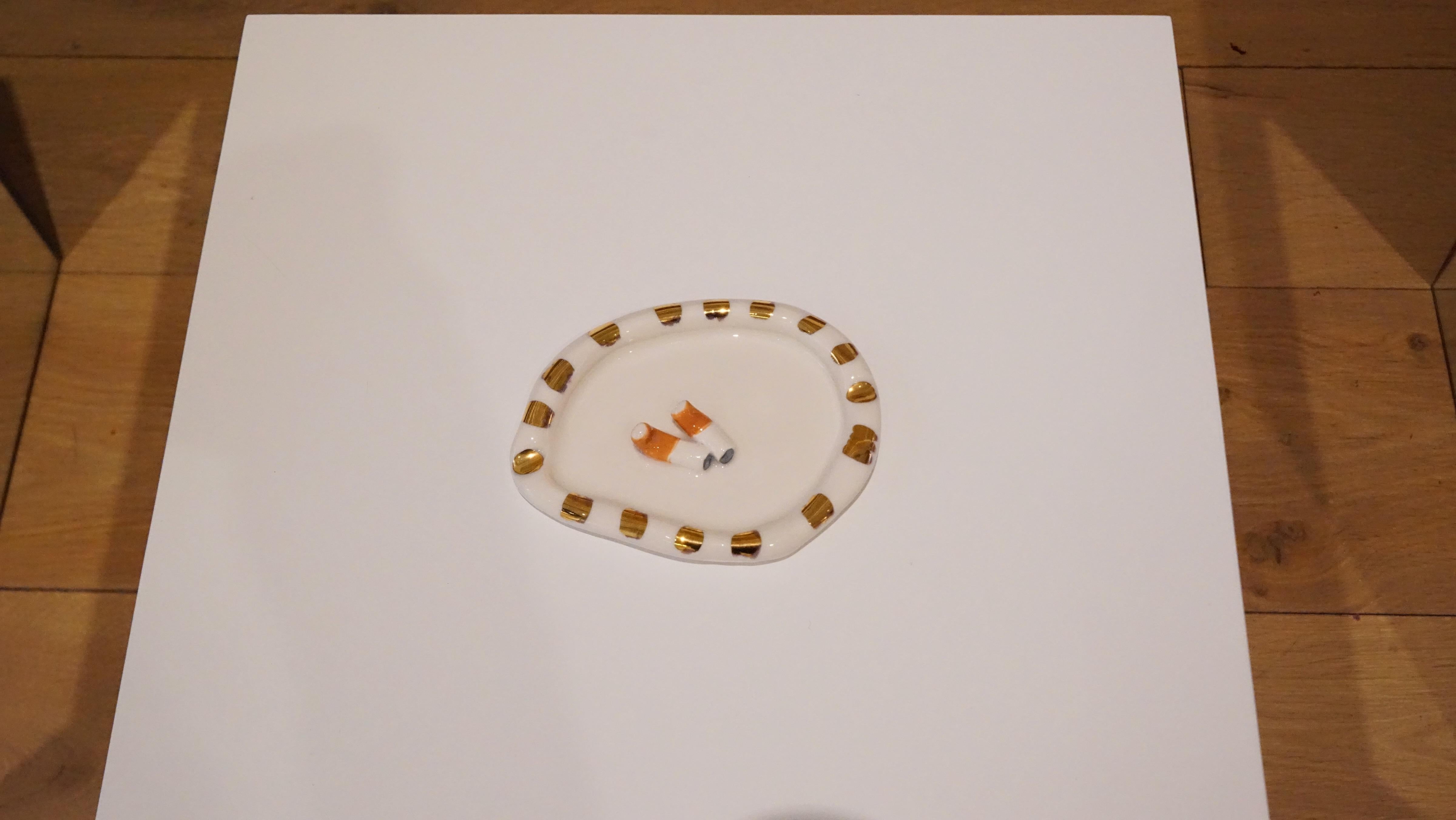 Cenicero de porcelana blanca de inspiración postmoderna pieza única de Hania Jneid Porcelana en venta