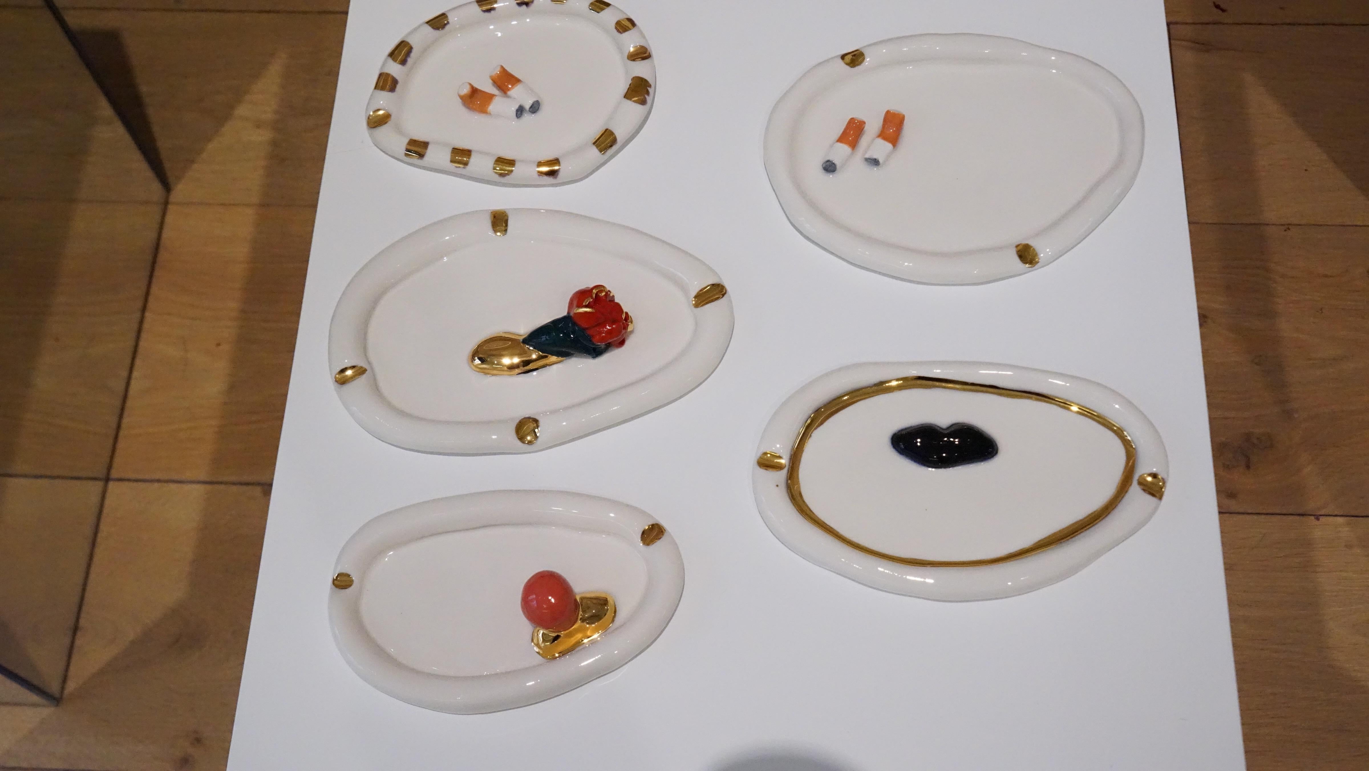 Cenicero de porcelana blanca de inspiración postmoderna pieza única de Hania Jneid Español en venta