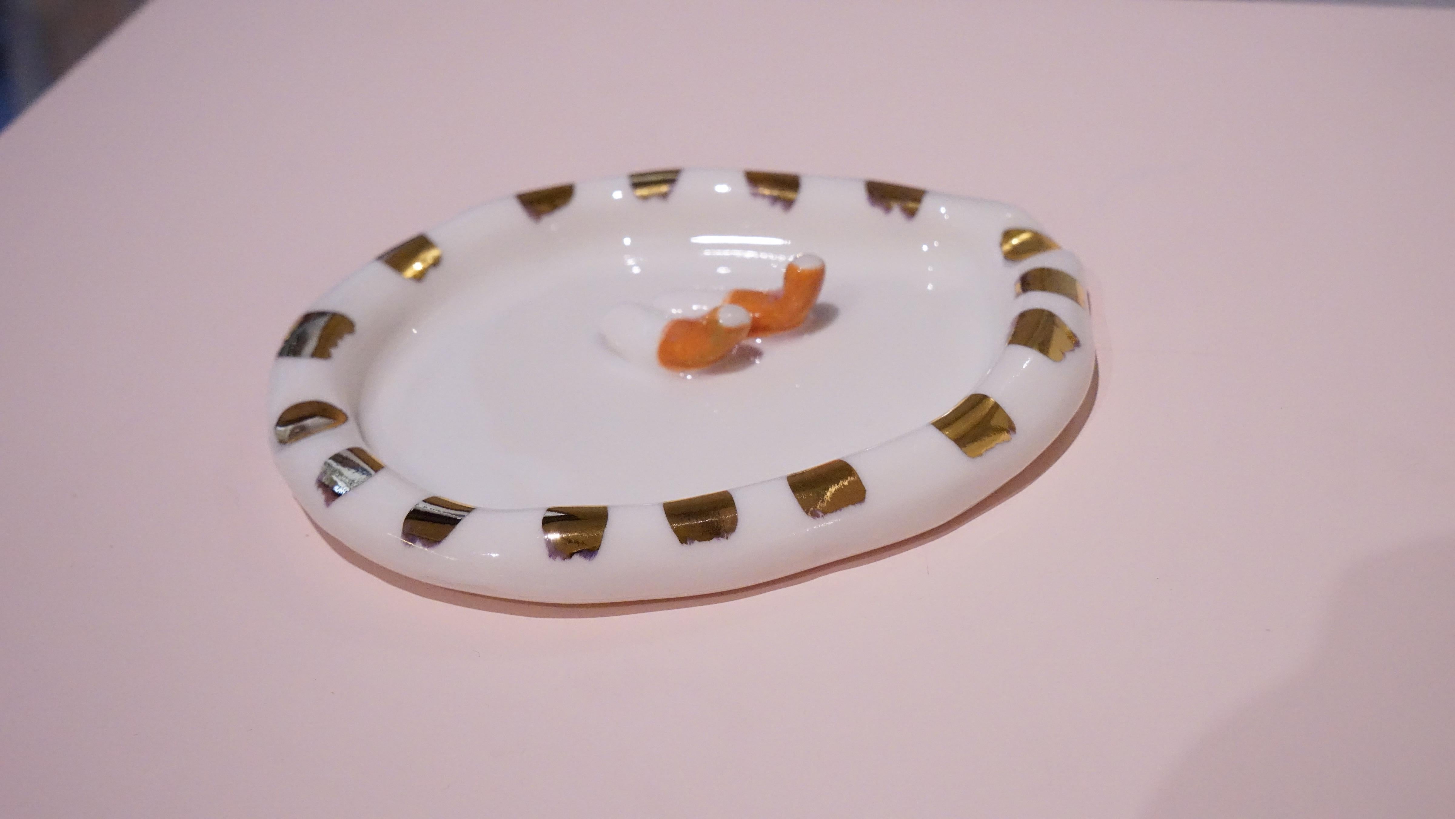 Cenicero de porcelana blanca de inspiración postmoderna pieza única de Hania Jneid en venta 2