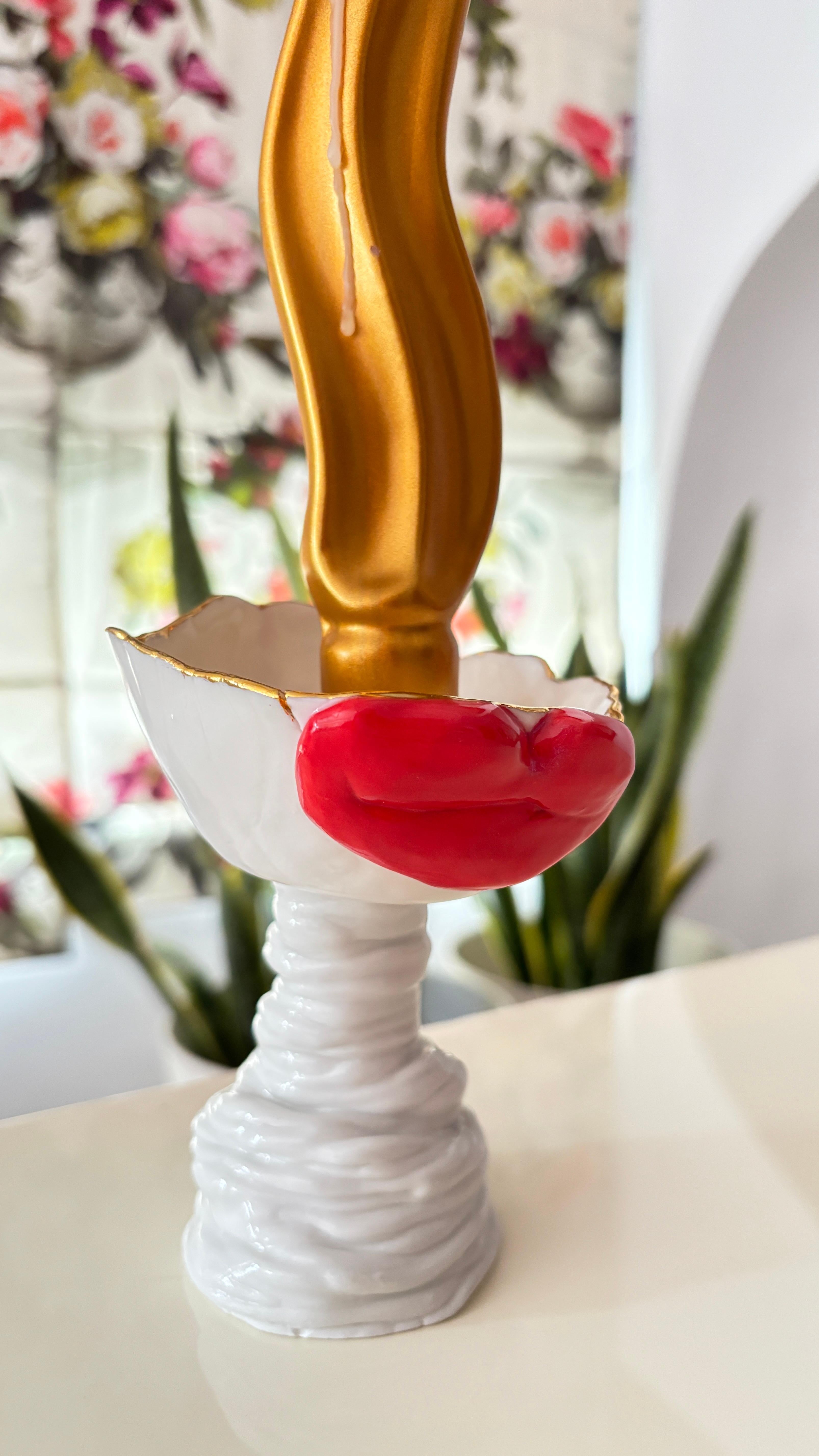 Porcellana Portacandele di ispirazione postmoderna in porcellana bianca con labbra rosse di Hania Jneid in vendita
