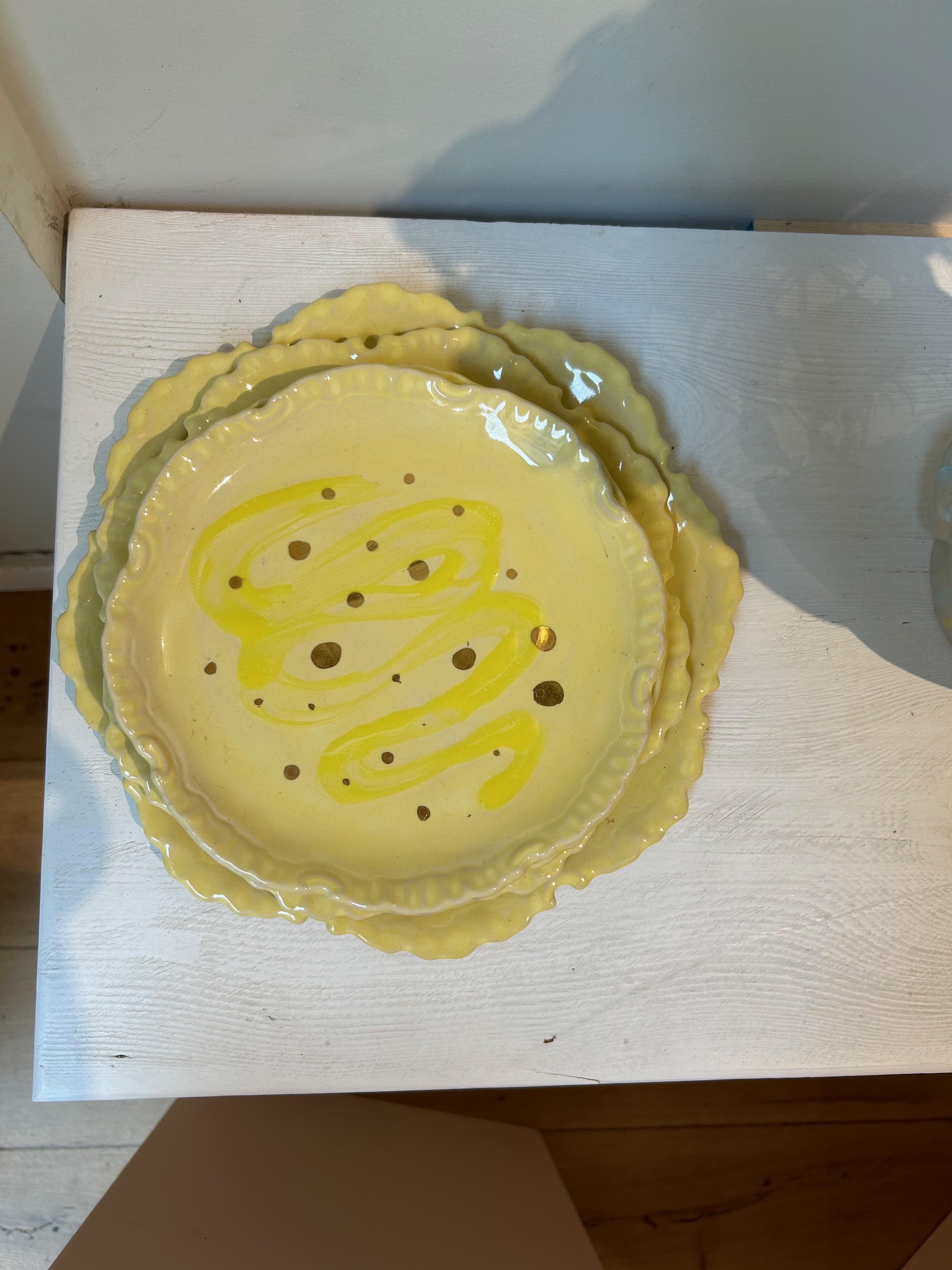 Platos de Gres Amarillo y Dorado de Inspiración Postmoderna  por Hania Jneid en Nuevo estado para la venta en BARCELONA, ES