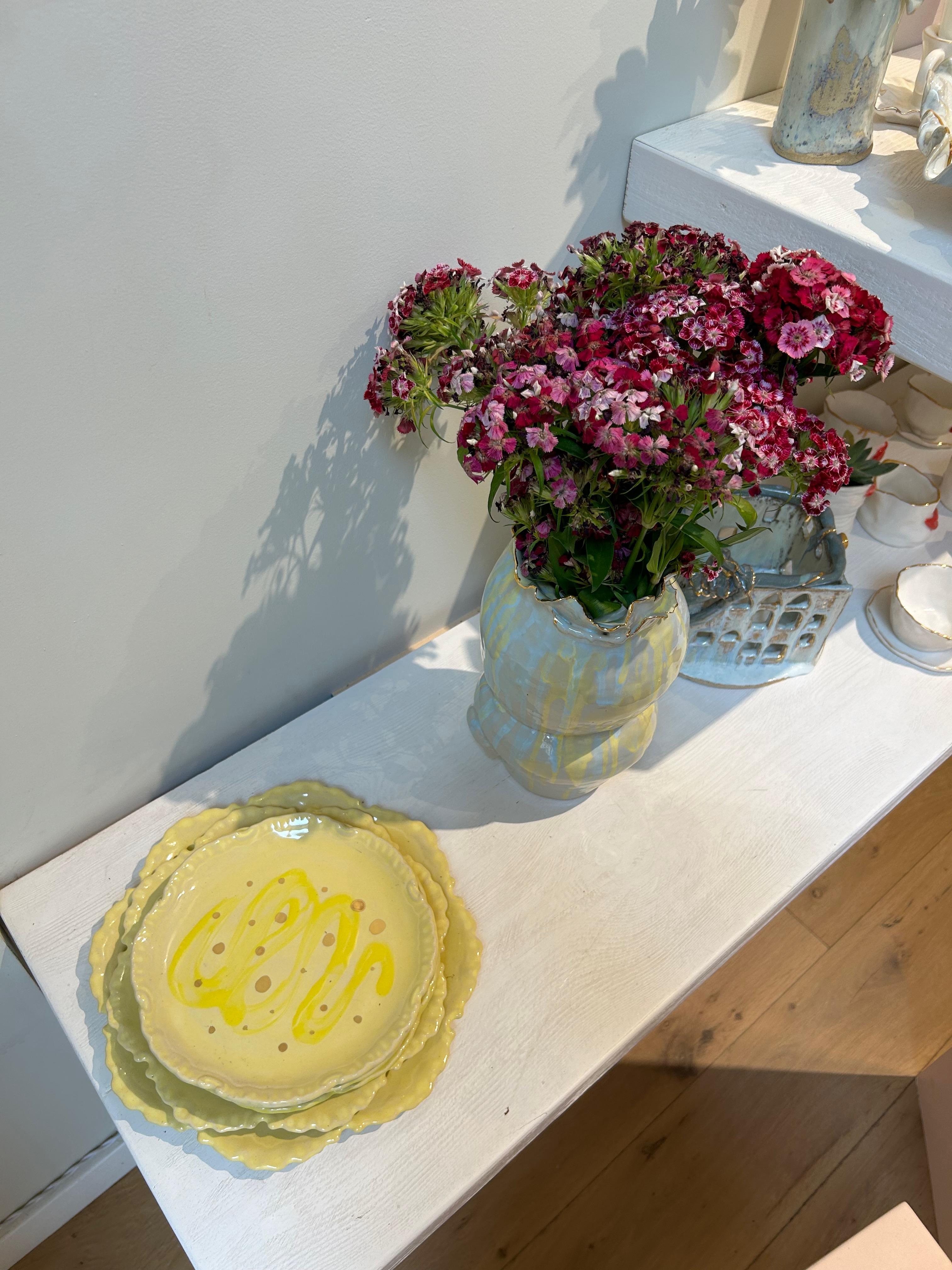 Platos de Gres Amarillo y Dorado de Inspiración Postmoderna  por Hania Jneid Siglo XXI y contemporáneo en venta