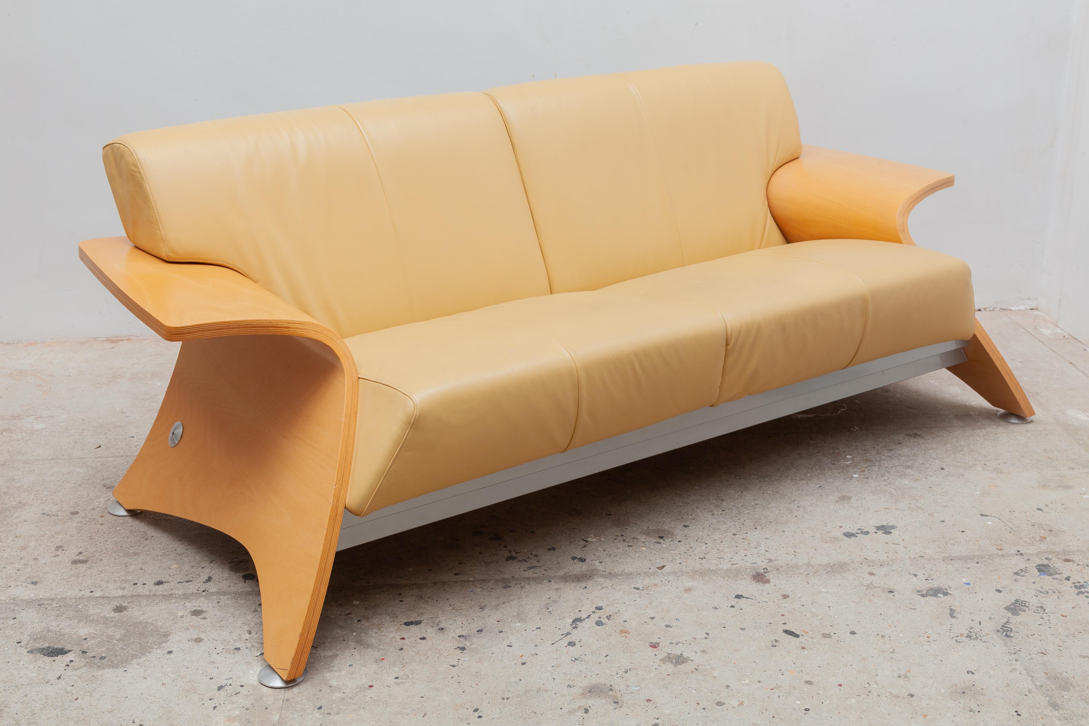 Vintage 1980s Postmodernes Zweisitzer-Sofa. Gestell aus geformter Buche mit Aluminiumakzenten. Original warmgelbe cremefarbene Lederkissen. Sehr guter Zustand, bequemer Sitz.

Abmessungen: 180 B x 70 H x 95 T cm, Sitzhöhe 40 cm.