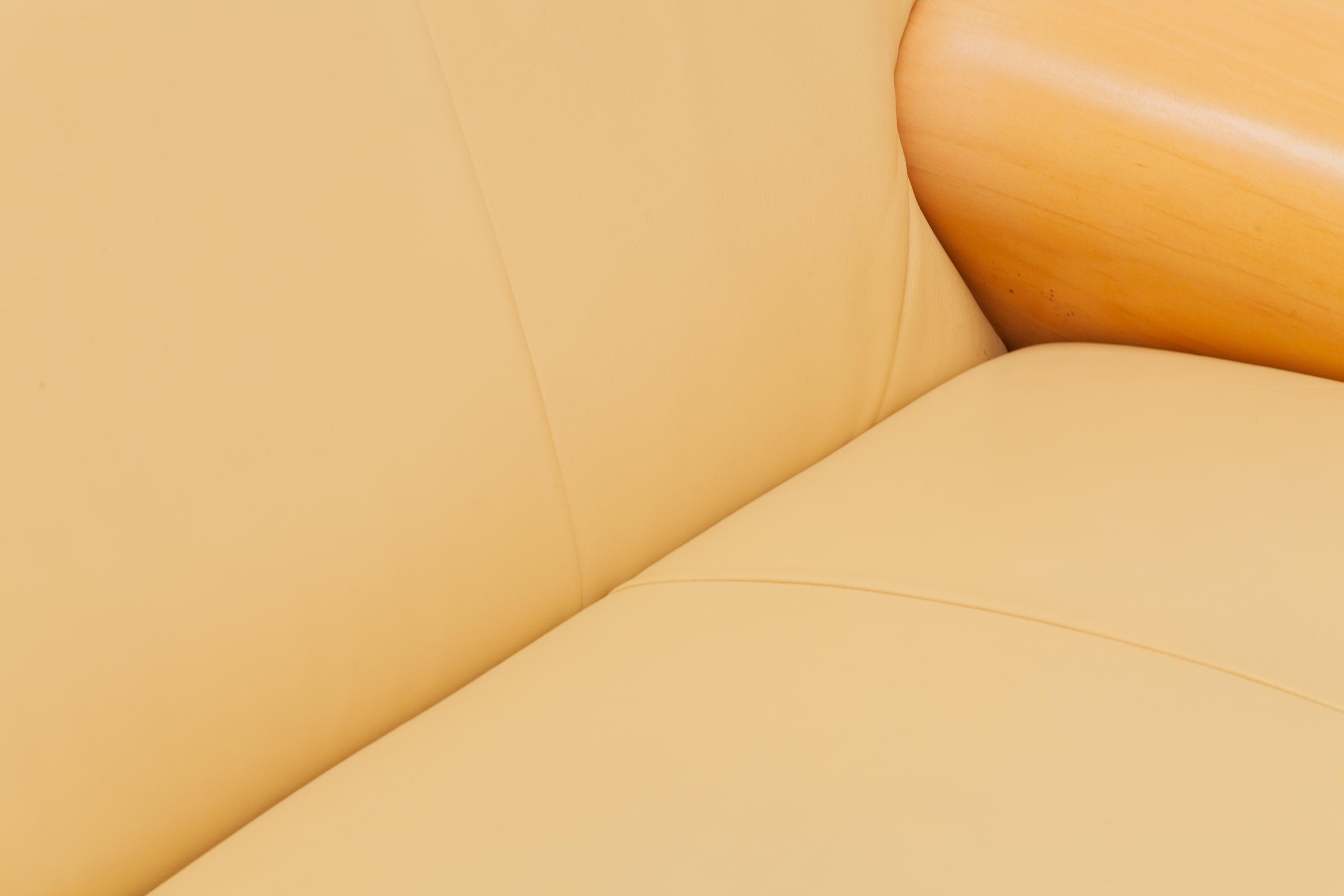 Postmodernes italienisches Sofa aus den 1980er Jahren, zweisitzig (Leder) im Angebot