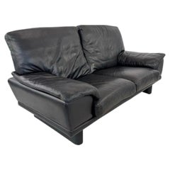Post modern Italian black leather loveseat sofa style of Nicoletti Salotti