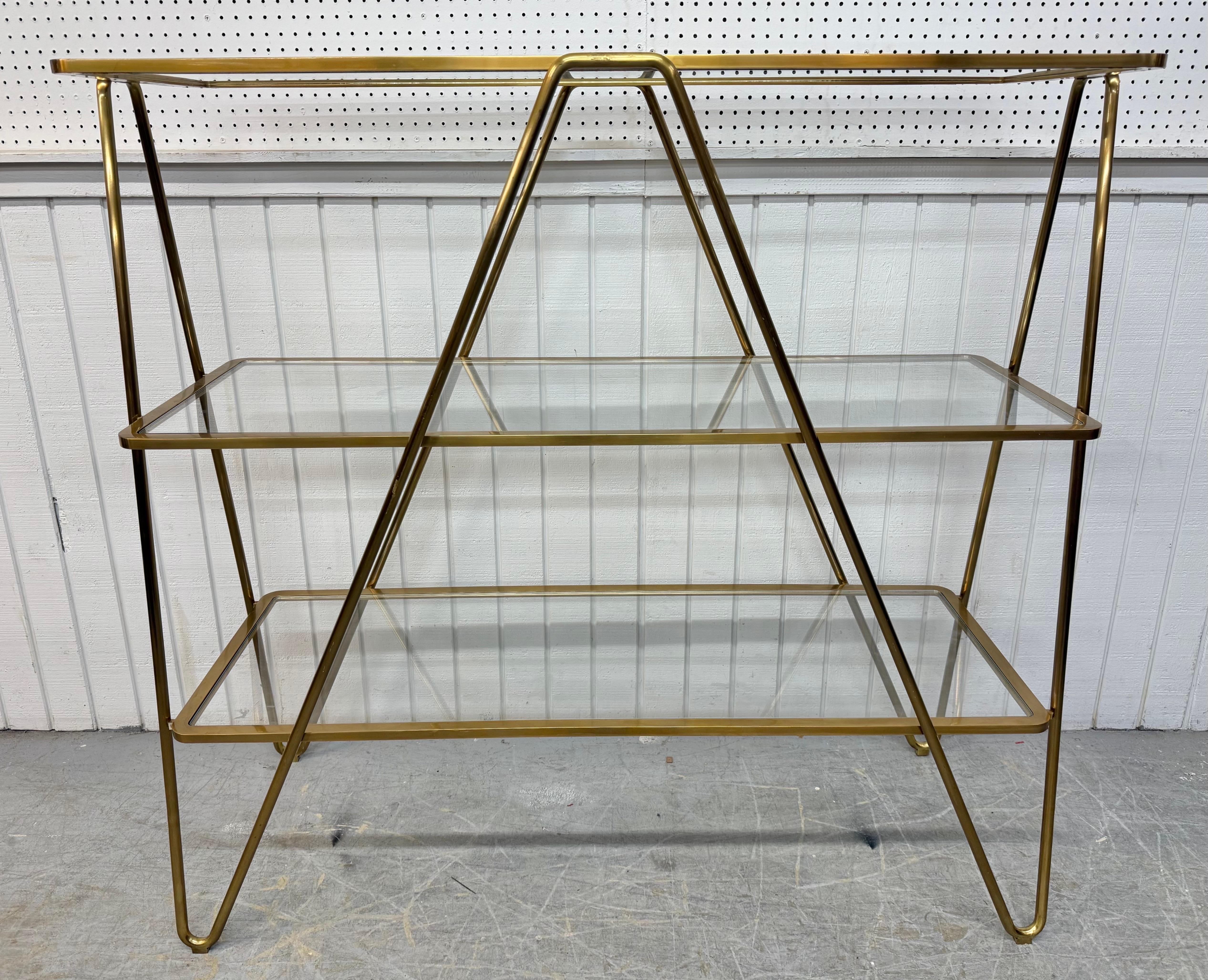 Postmoderne Etagère en épingle à cheveux post-moderne italienne en laiton et verre en vente