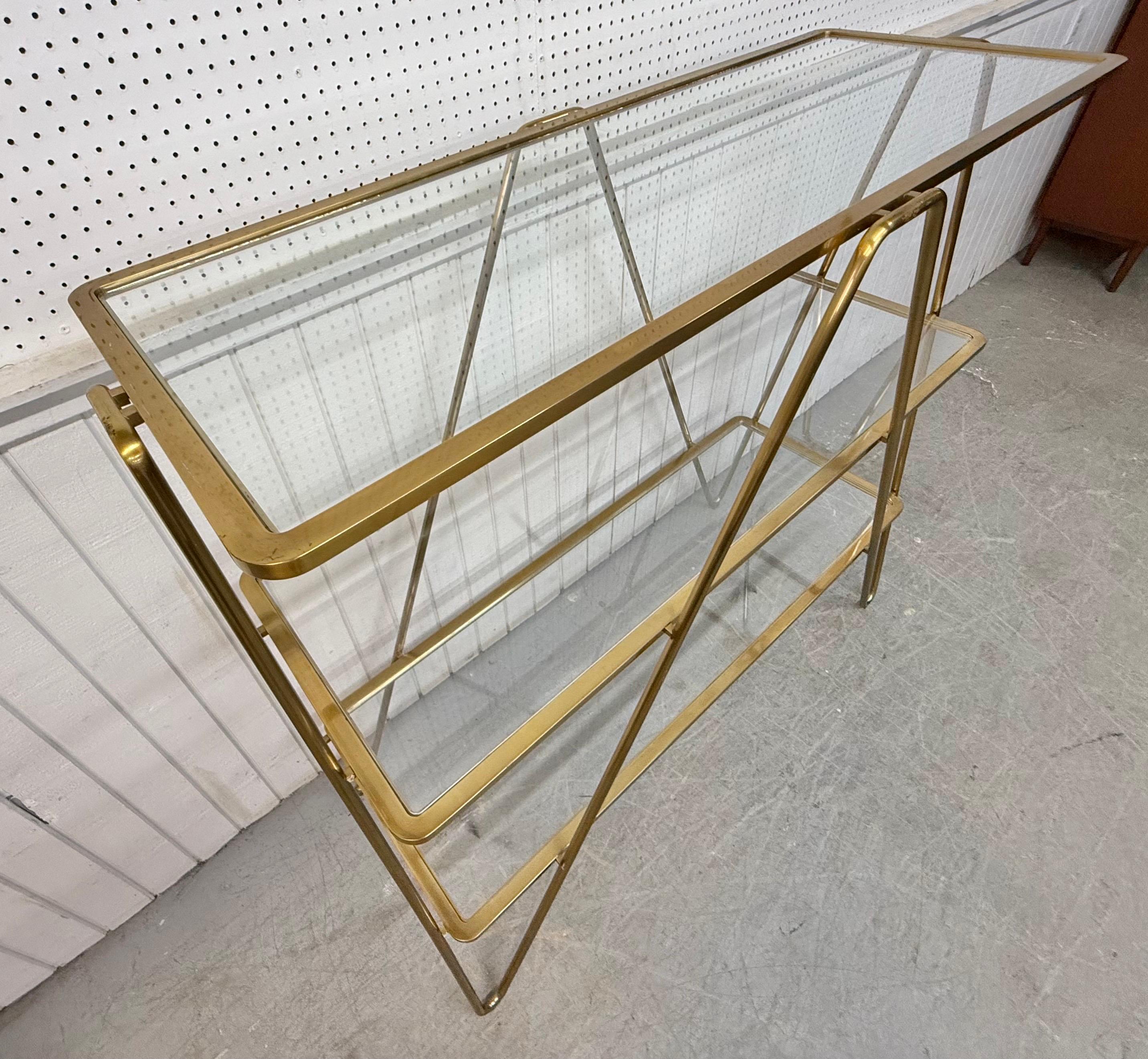 20ième siècle Etagère en épingle à cheveux post-moderne italienne en laiton et verre en vente