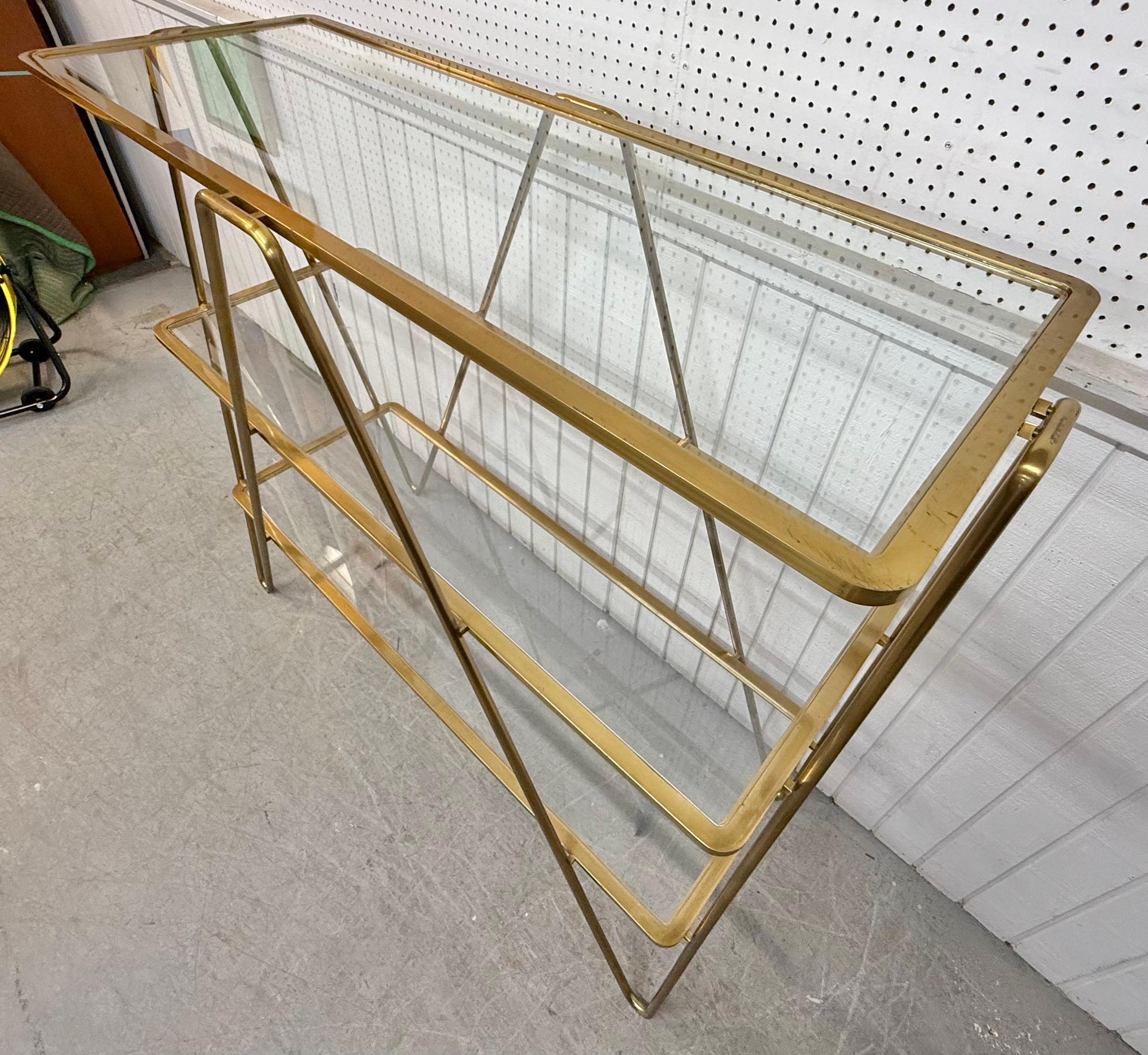 Laiton Etagère en épingle à cheveux post-moderne italienne en laiton et verre en vente