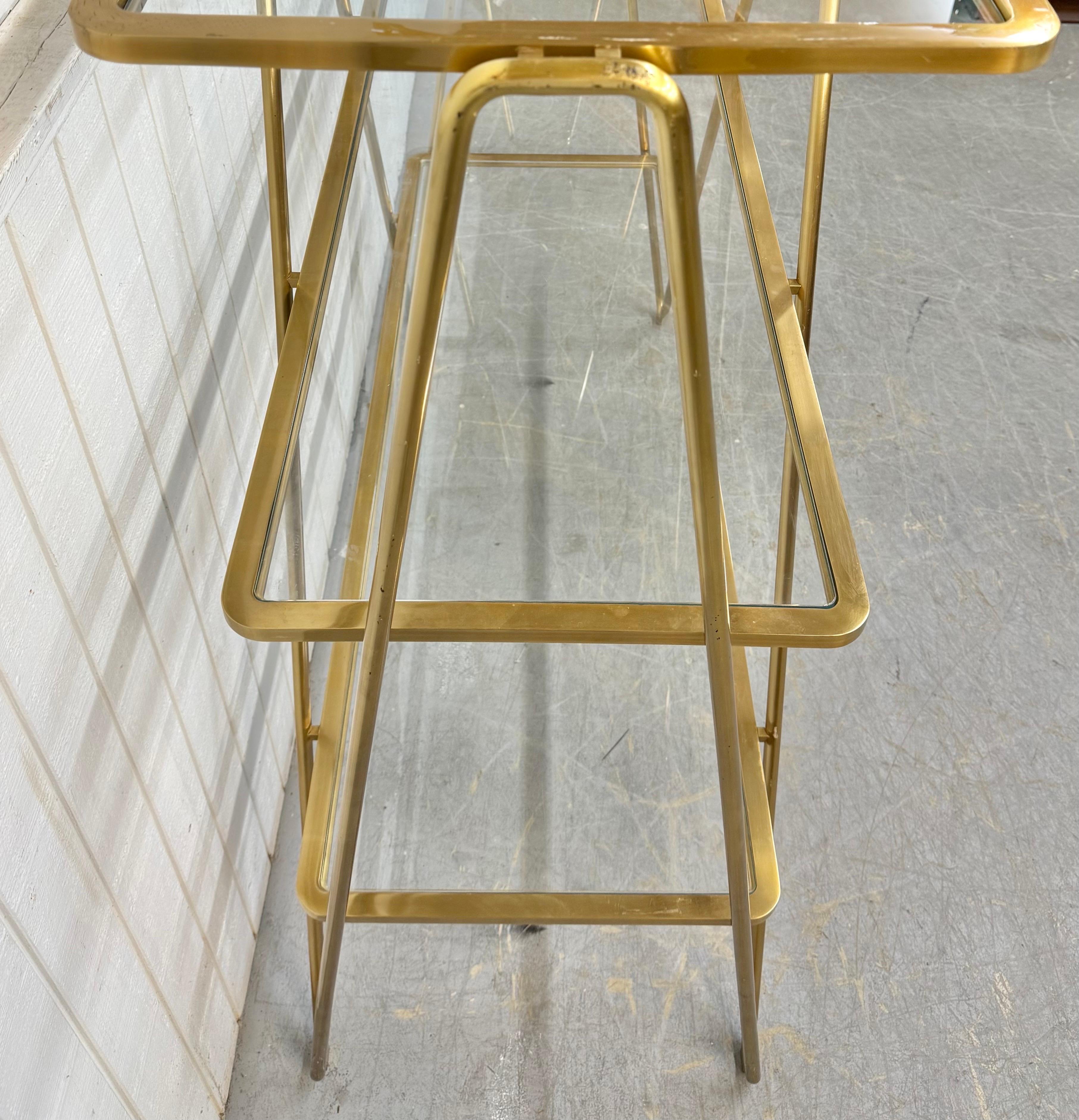 Etagère en épingle à cheveux post-moderne italienne en laiton et verre en vente 1