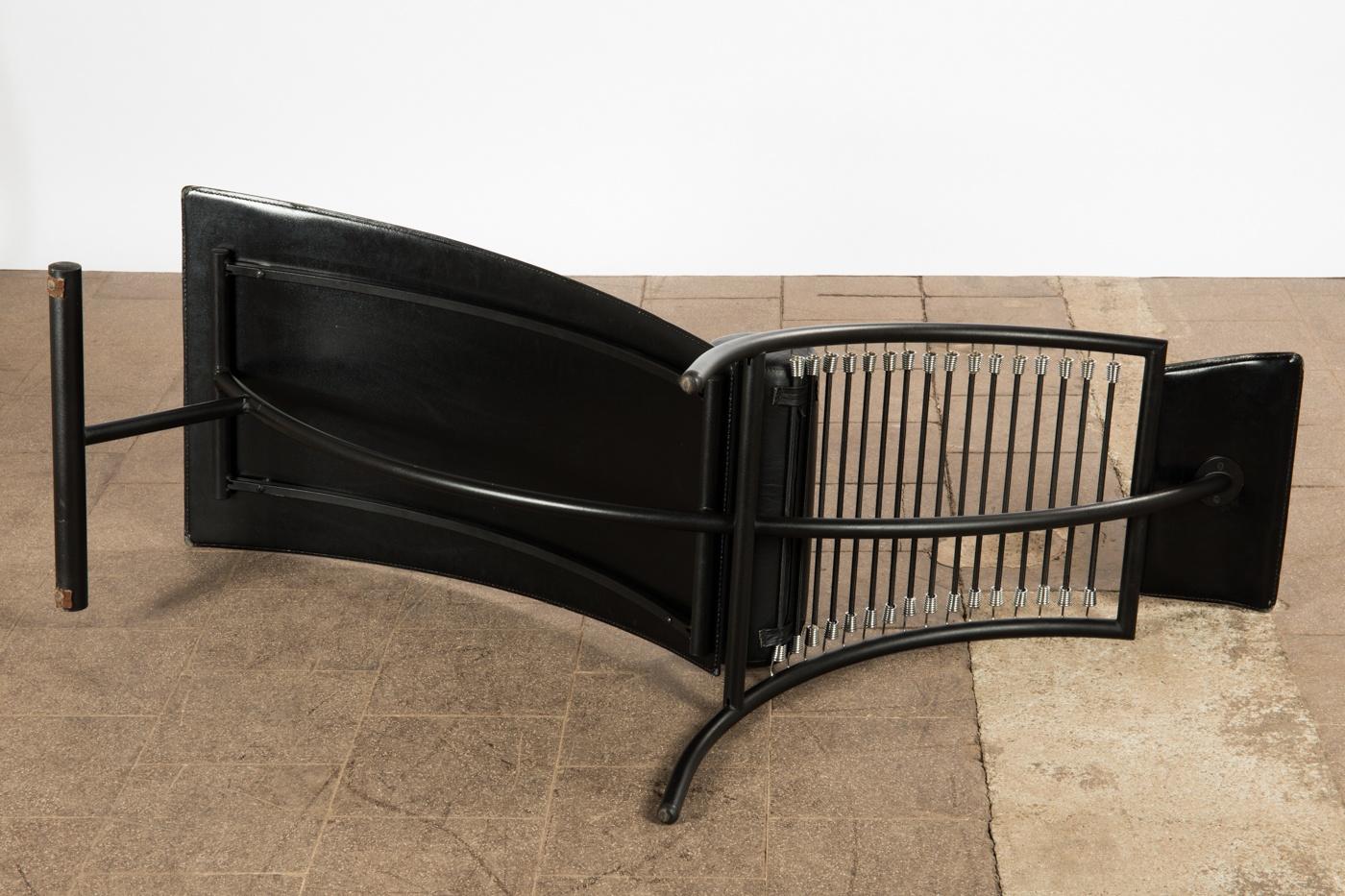 Post-modern chaise longue chair Italian design, circa 1980s, curved construction in black lacquered metal and black leather upholstery.