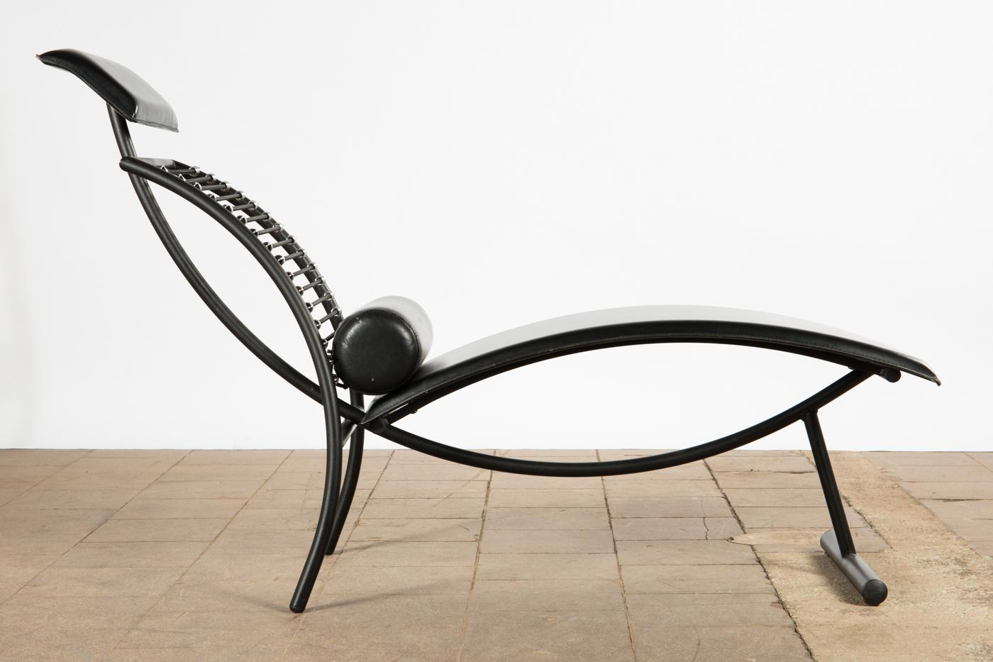 Post-modern chaise longue chair Italian design, circa 1980s, curved construction in black lacquered metal and black leather upholstery.
