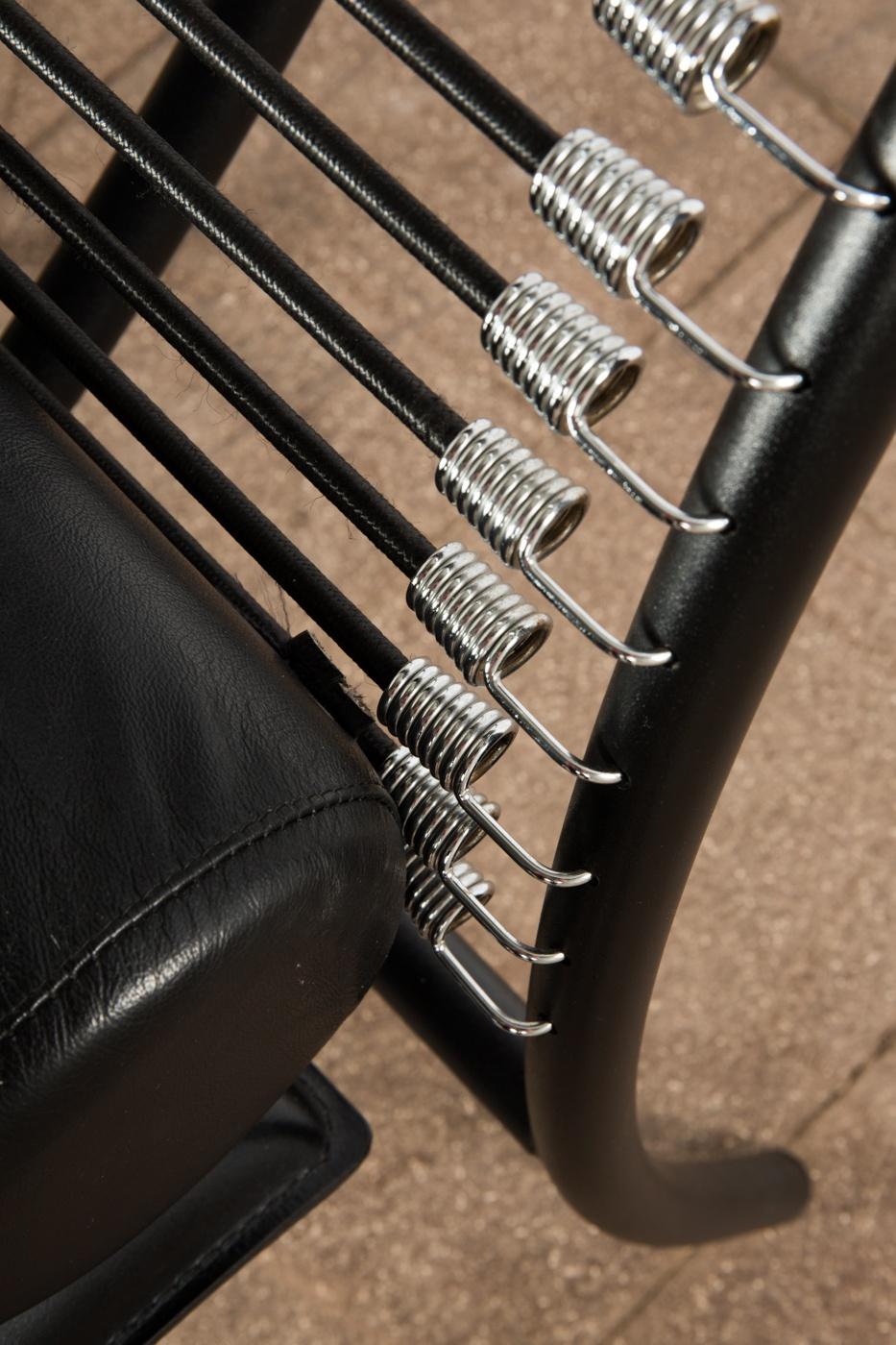 Postmoderne Chaise longue italienne The Moderns en faux cuir noir, années 1980 en vente