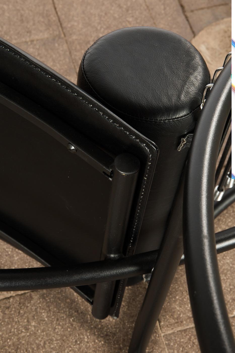 Métal Chaise longue italienne The Moderns en faux cuir noir, années 1980 en vente
