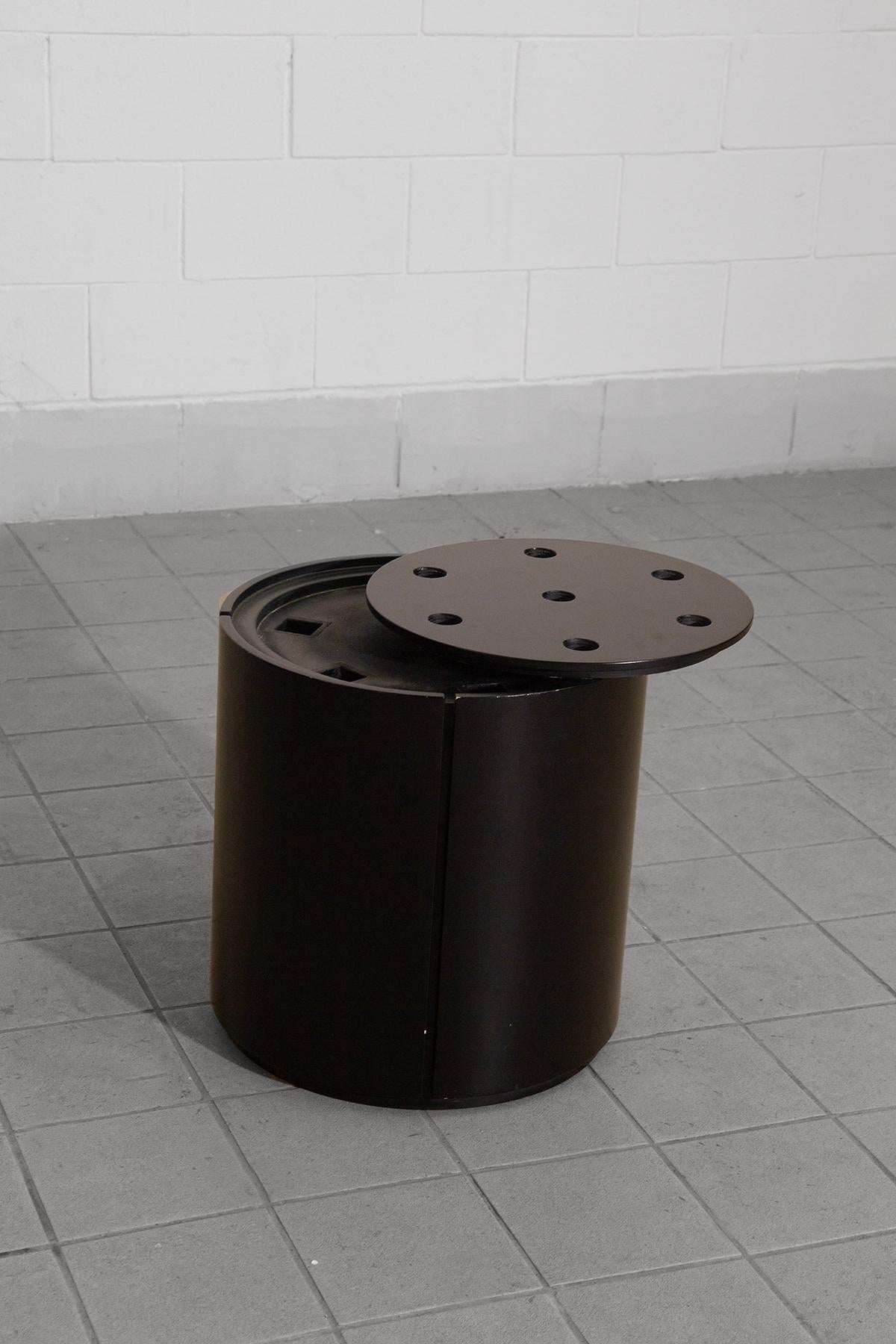 Iconic Furnishing Object with Geometric and Contemporary Appeal

Discover this elegant Italian umbrella stand from the 1980s, a refined example of postmodern design, essential yet full of personality. Made of glossy black lacquered wood, this object