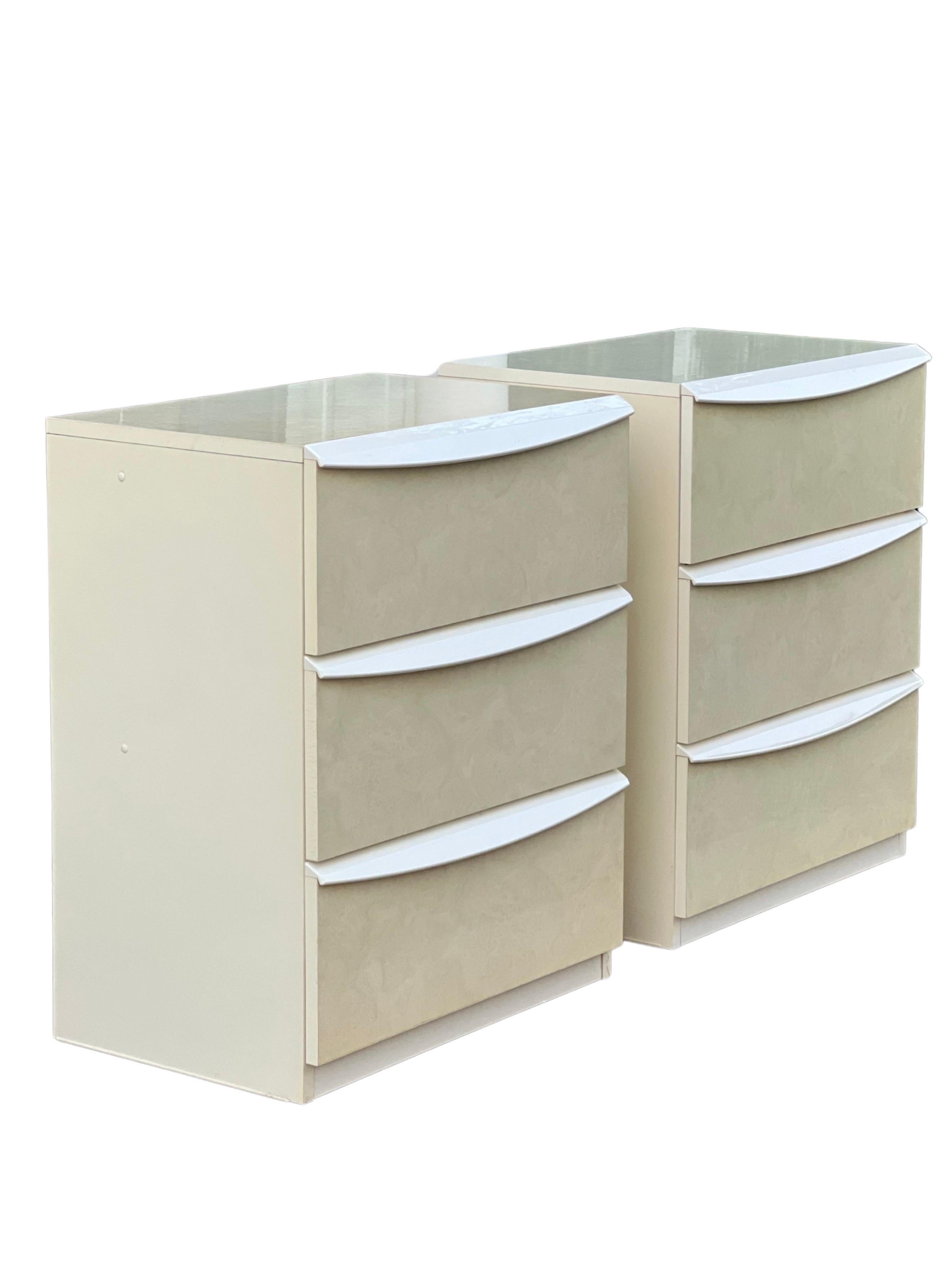 Modern Italian faux burl ivory white lacquered chests or nightstands, Italy, 1980s,

Beautiful stands featuring a creamy gloss lacquer with a subtle faux burl grain pattern. Lots of storage with three large drawers having curved, integrated 