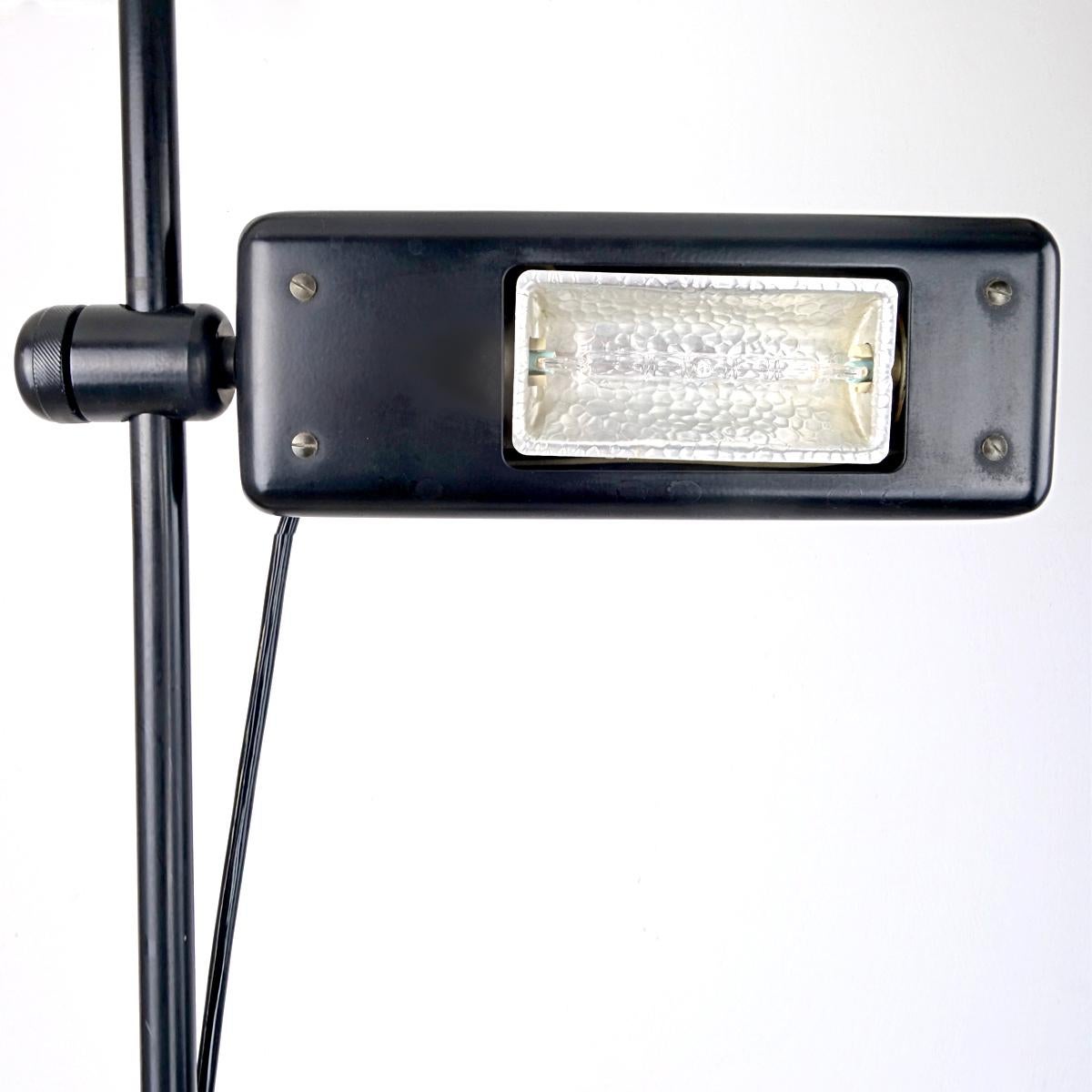 Ce lampadaire a été conçu par Gianfranco Frattini pour Relco. Elle peut être utilisée à la fois comme éclairage d'appoint et comme liseuse. Avec gradateur intégré. N'est plus en production.