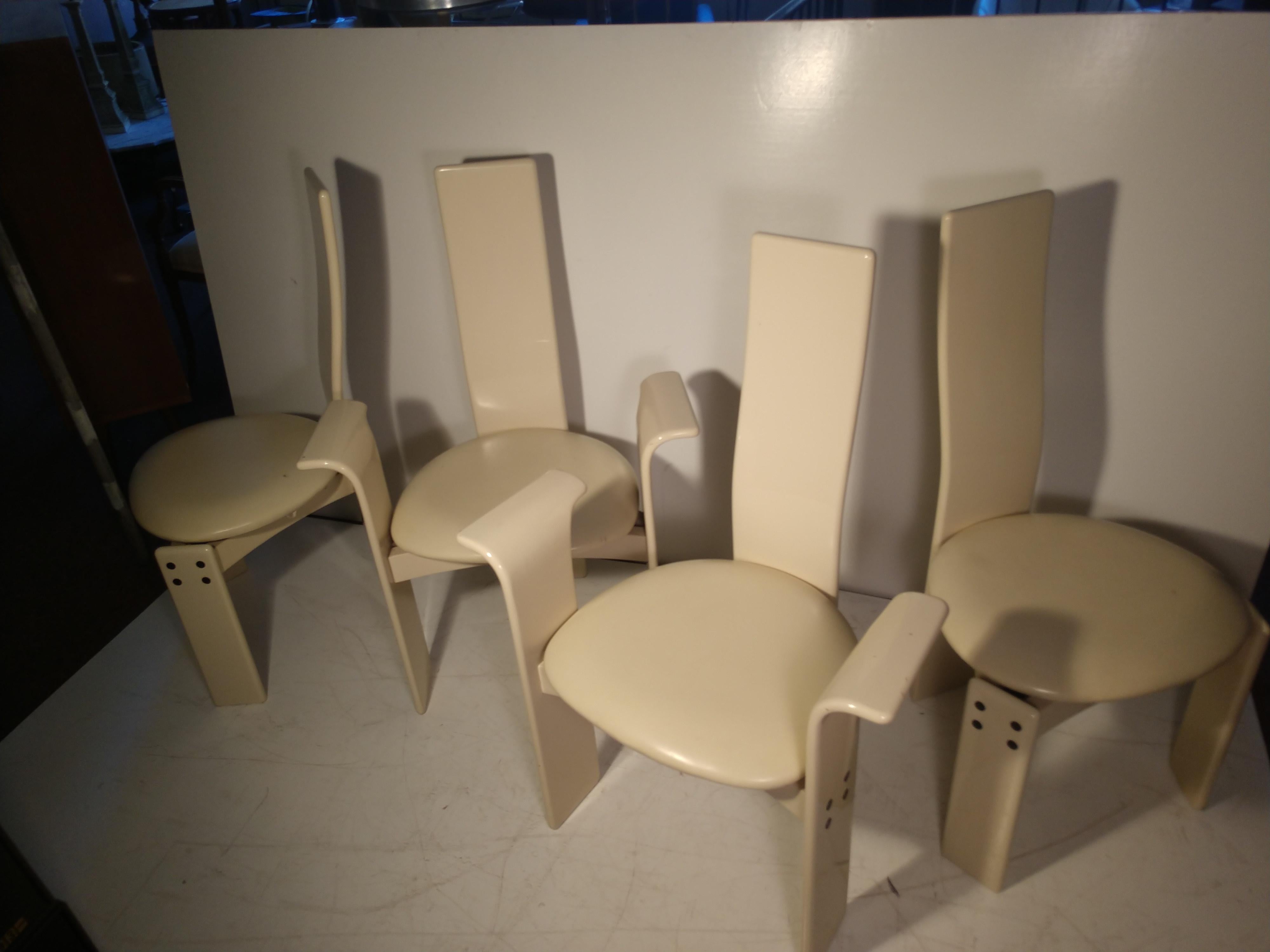 Postmodernes italienisches lackiertes Set aus vier Esszimmerstühlen im Angebot 5