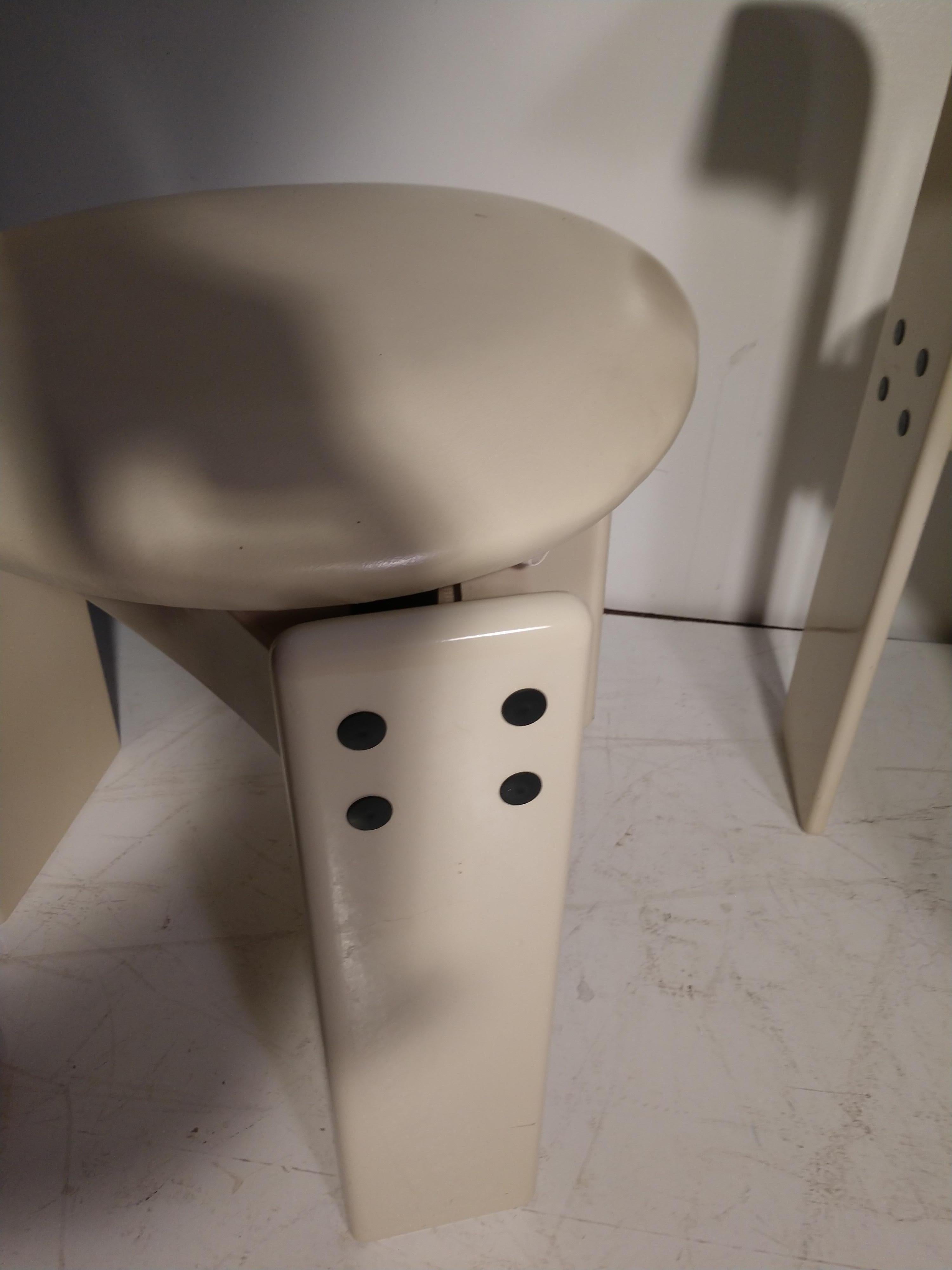 Postmodernes italienisches lackiertes Set aus vier Esszimmerstühlen (Naugahyde) im Angebot