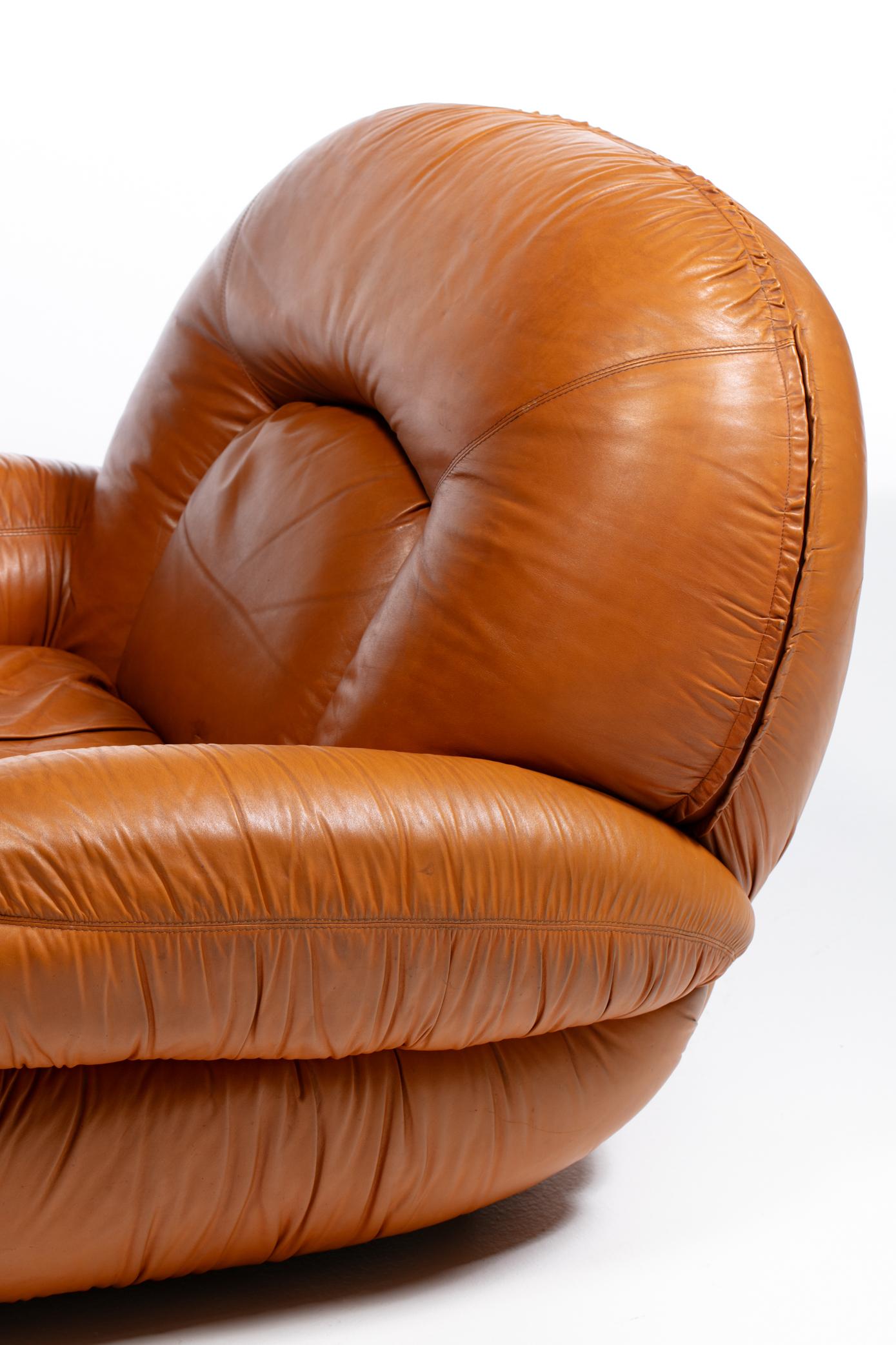 Post Modern Italian Leather Lounge Chairs in Butterscotch Carmel Leather c. 1980 For Sale 5