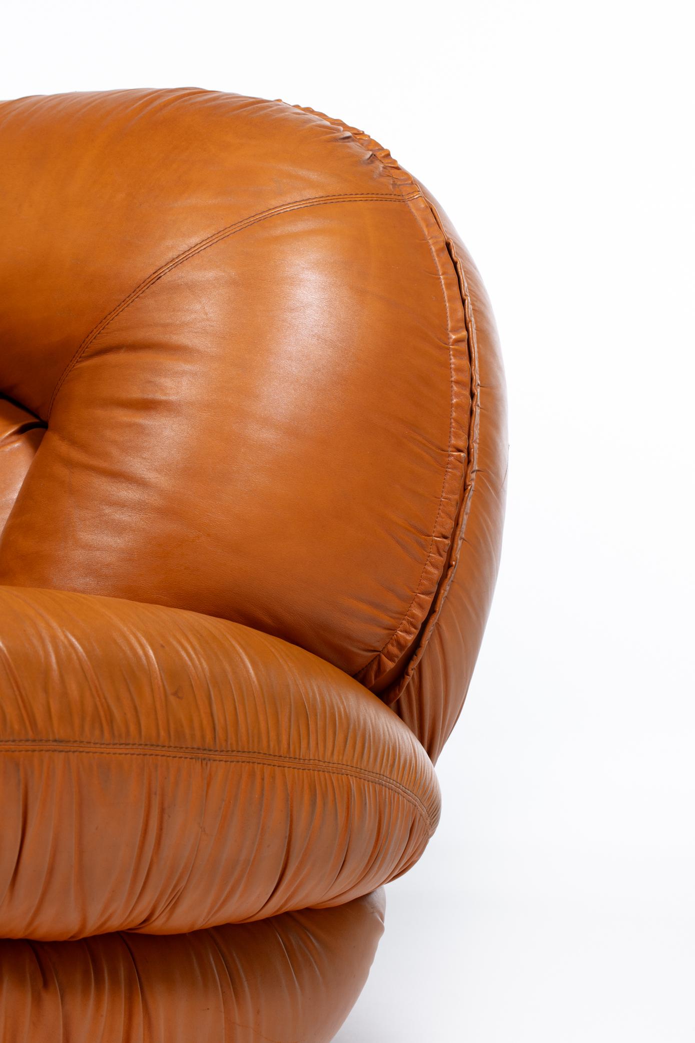 Post Modern Italian Leather Lounge Chairs in Butterscotch Carmel Leather c. 1980 For Sale 6