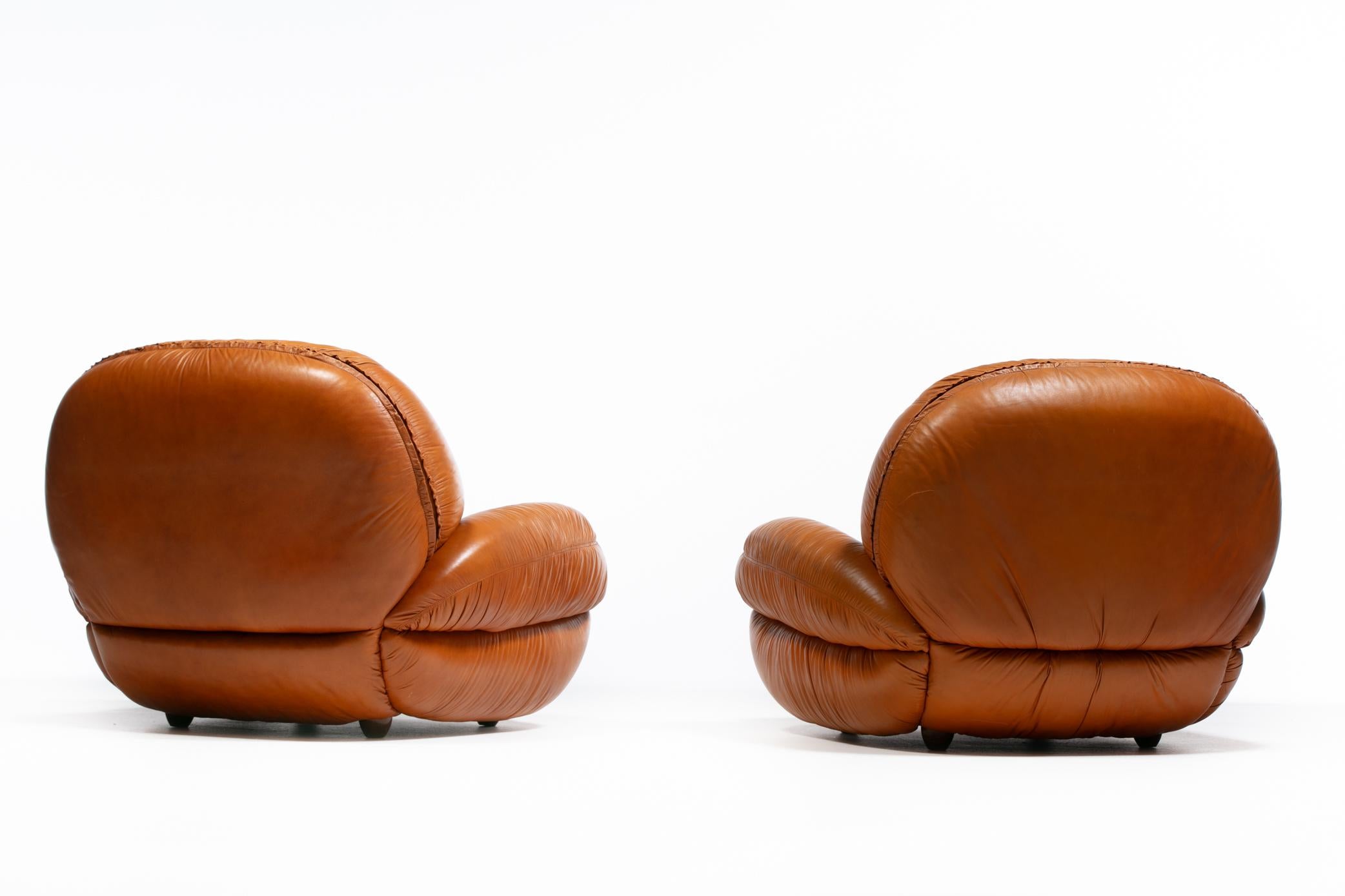 Post Modern Italian Leather Lounge Chairs in Butterscotch Carmel Leather c. 1980 For Sale 2