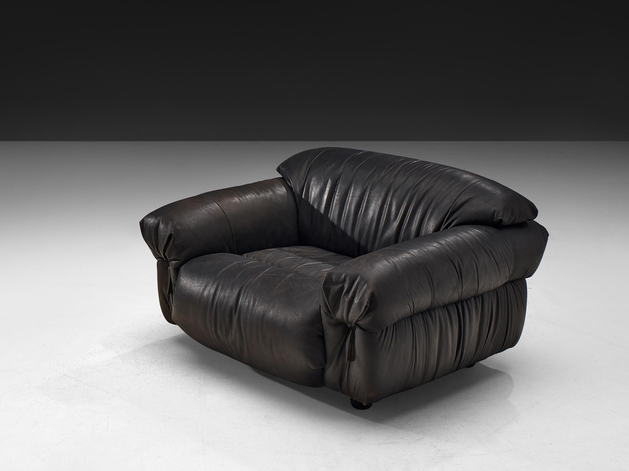 Chaise longue en cuir, Italie, années 1970.

Cette chaise reflète l'approche italienne postmoderne des années 1970, incarnant une douceur sculpturale qui repousse les limites de la conception conventionnelle des sièges. Sa forme est définie par la