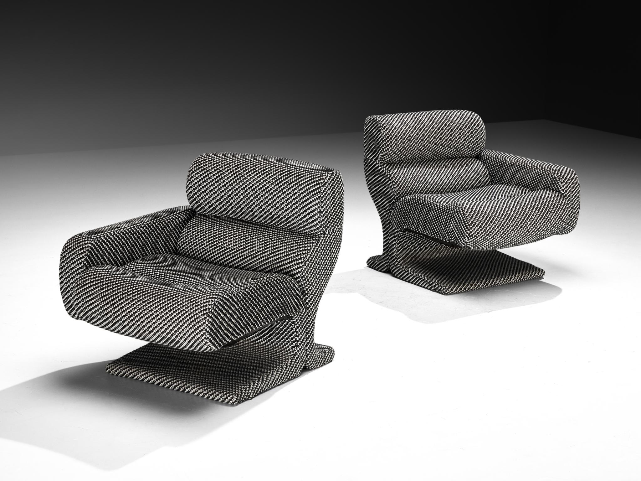 Loungesessel, Stoff, Italien, 1970er Jahre

Dieser außergewöhnliche Loungesessel ist ein Paradebeispiel für postmodernes Design, das sich durch seine unkonventionelle Form und kühne, eckige Formen auszeichnet, die in glatten, abgerundeten Kanten