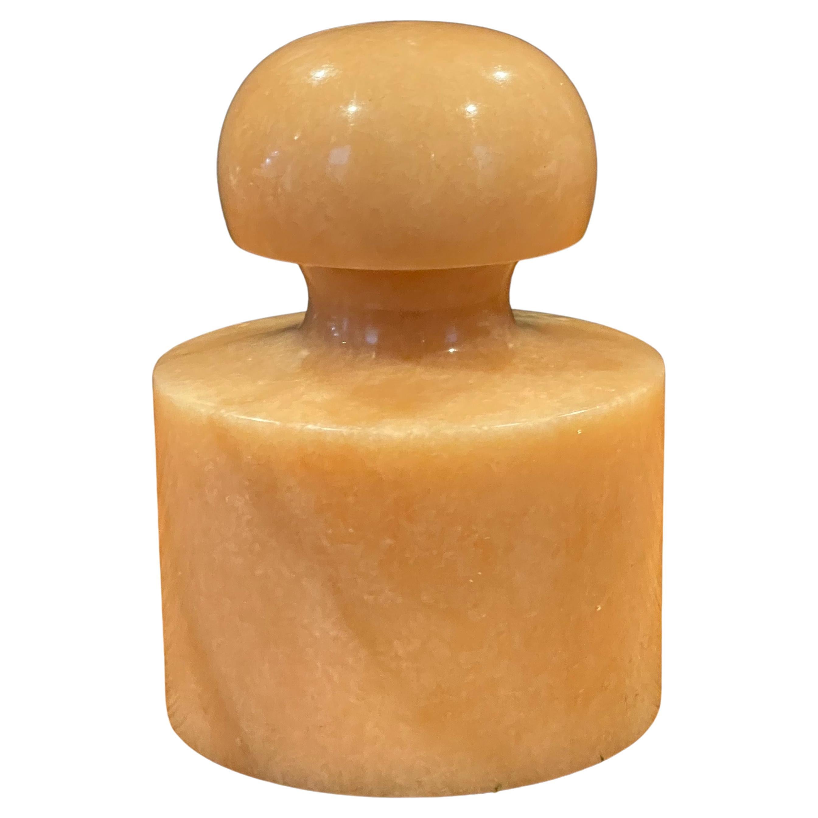 Un bel fermacarte italiano postmoderno a colonna in marmo, anni '80 circa. Il pezzo è principalmente di colore crema con venature grigie e nere. Il fermacarte è in ottime condizioni vintage, senza scheggiature o crepe, e misura 3.75 