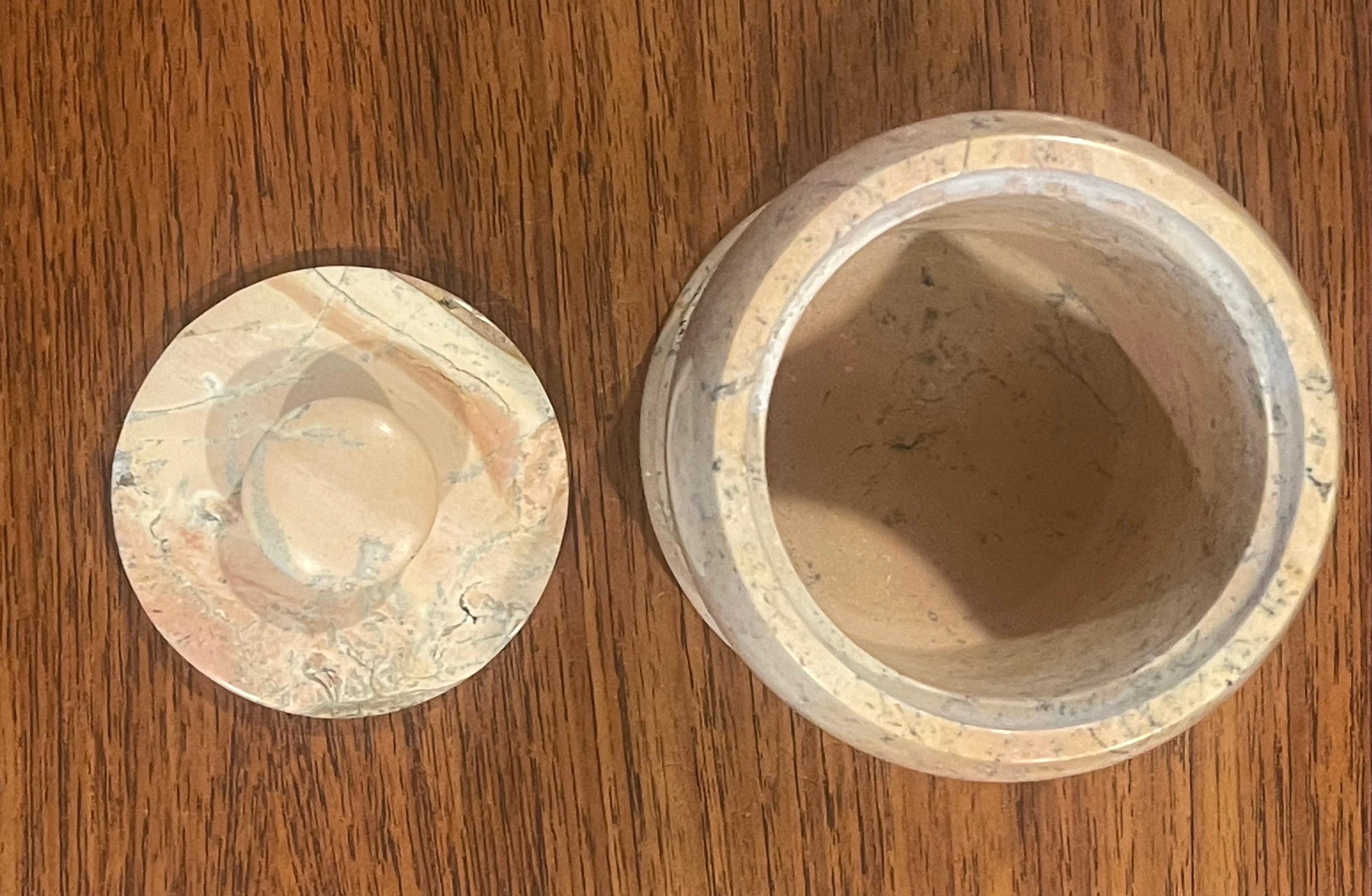 XX secolo Vaso con coperchio in marmo italiano post-moderno in vendita
